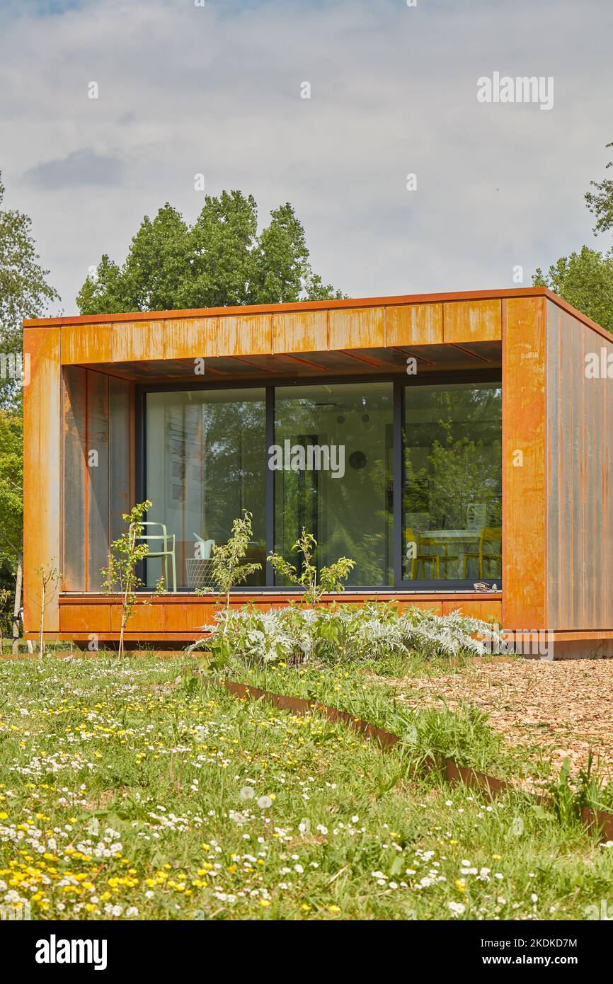 Almere, Niederlande - 17. Mai 2022: Modernes, neues, winziges Häuschen aus Cortenstahl auf der Floriade expo in Almere, Niederlande Stockfoto