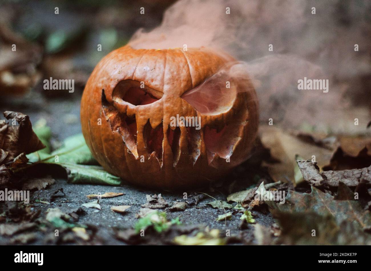 Geschnitzter Jack-o-Laternenkürbis mit Rauch, der aus ihm herauskommt Stockfoto