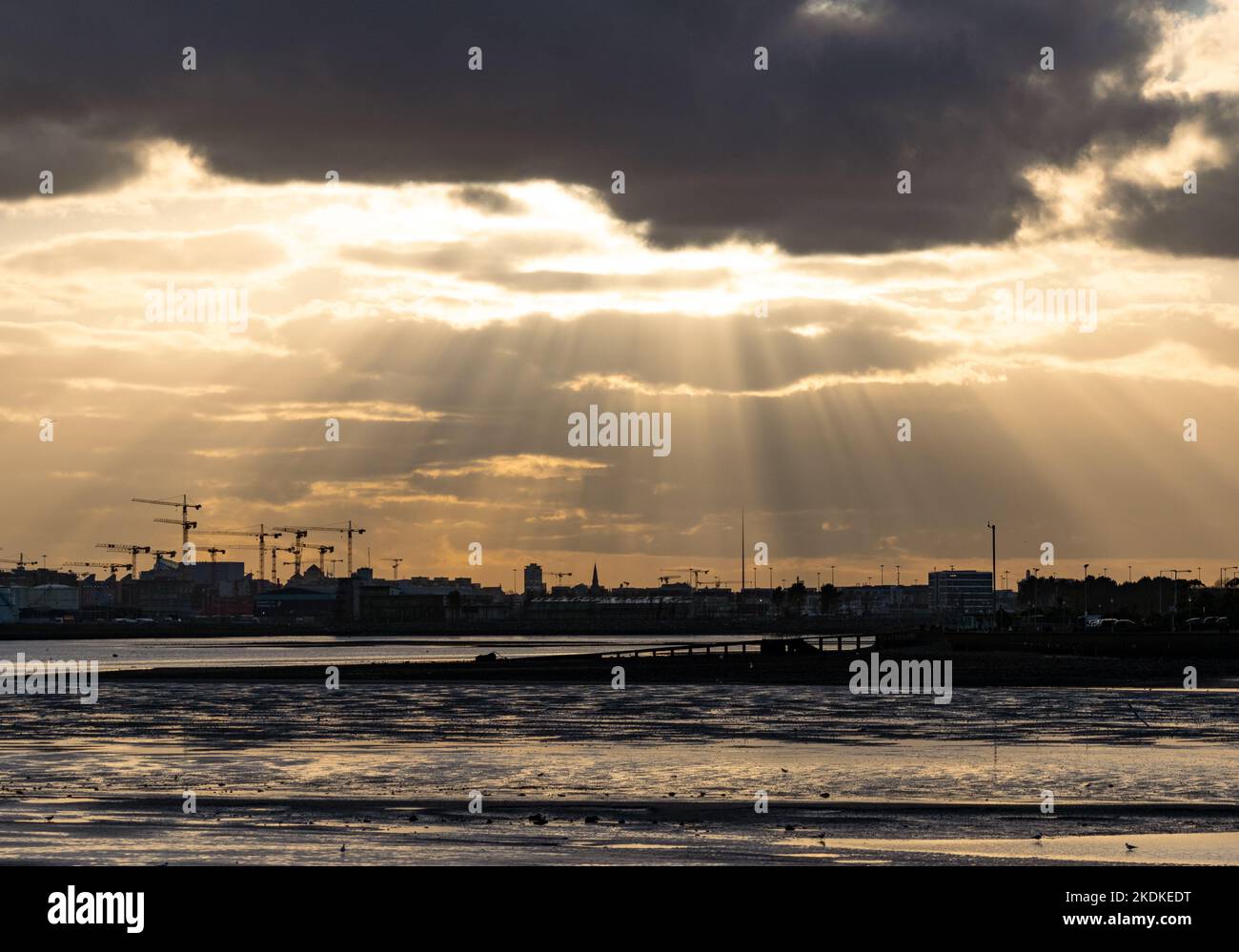 Sonnenstrahlen auf Clontarf während des Sonnenuntergangs Stockfoto