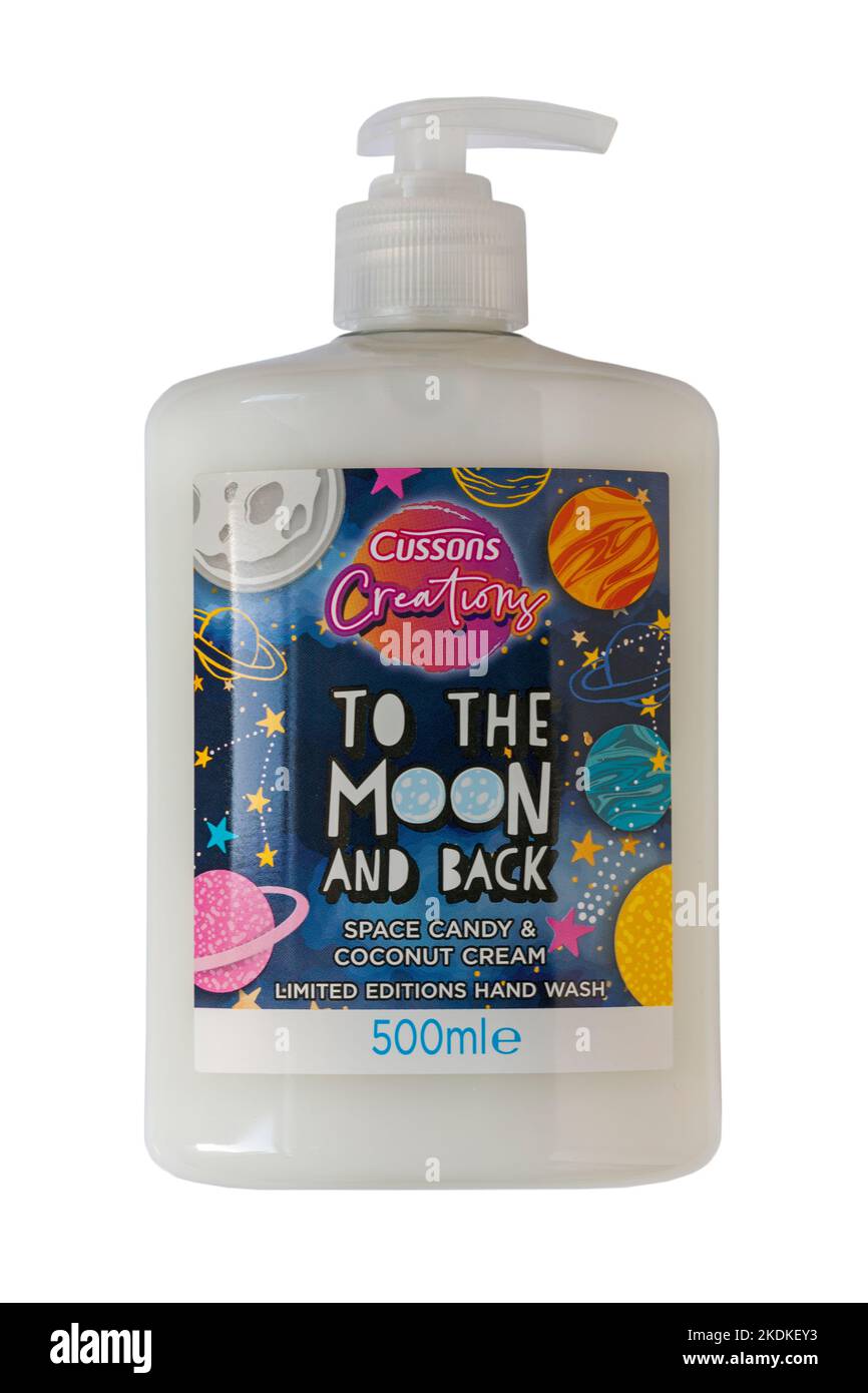 Flasche Cussons Creations to the Moon and Back Space Candy & Coconut Cream Limited Edition Handwäsche auf weißem Hintergrund isoliert Stockfoto