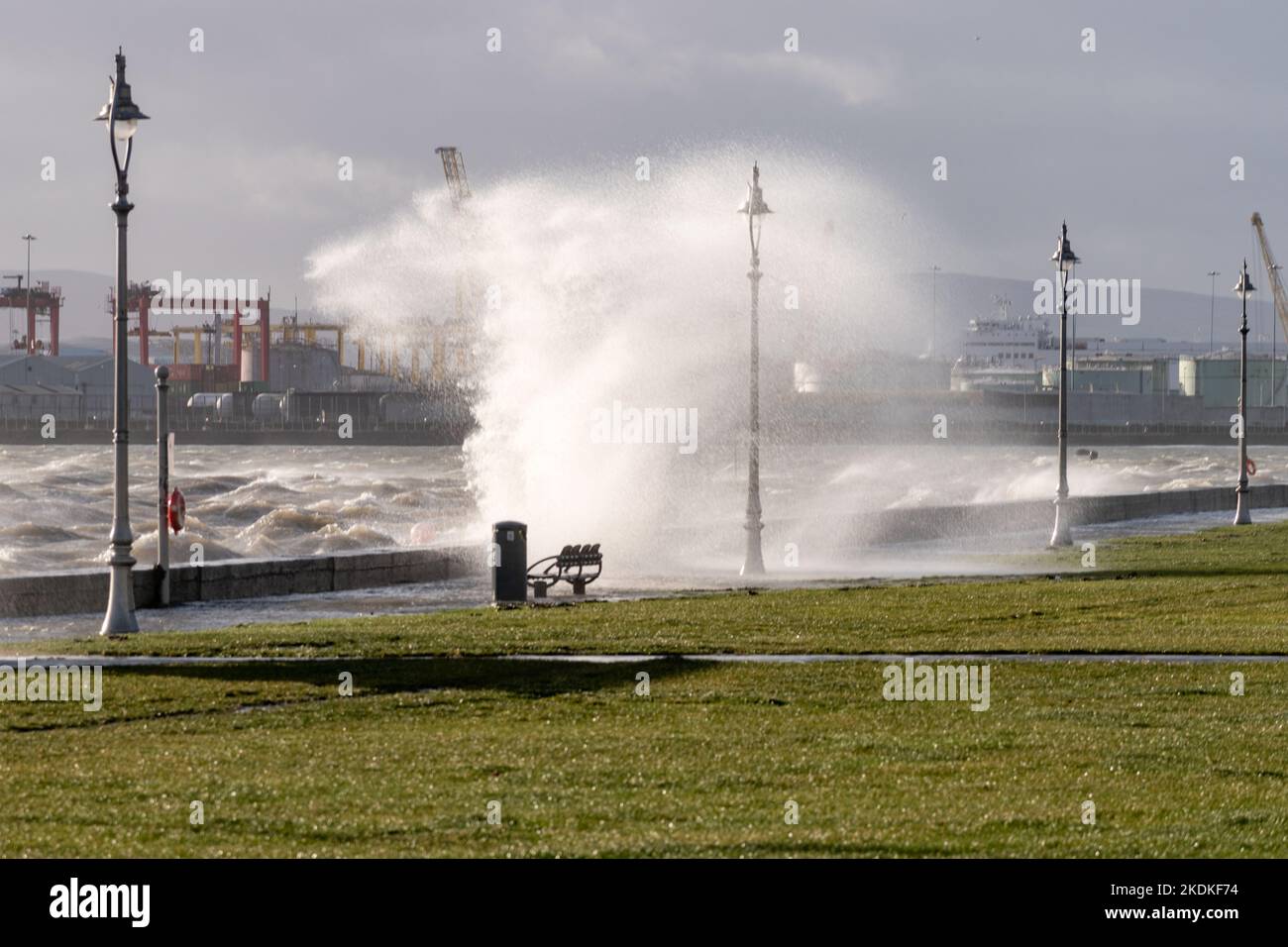 Wellen treffen auf Clontarf Promenade während Storm Barra Stockfoto
