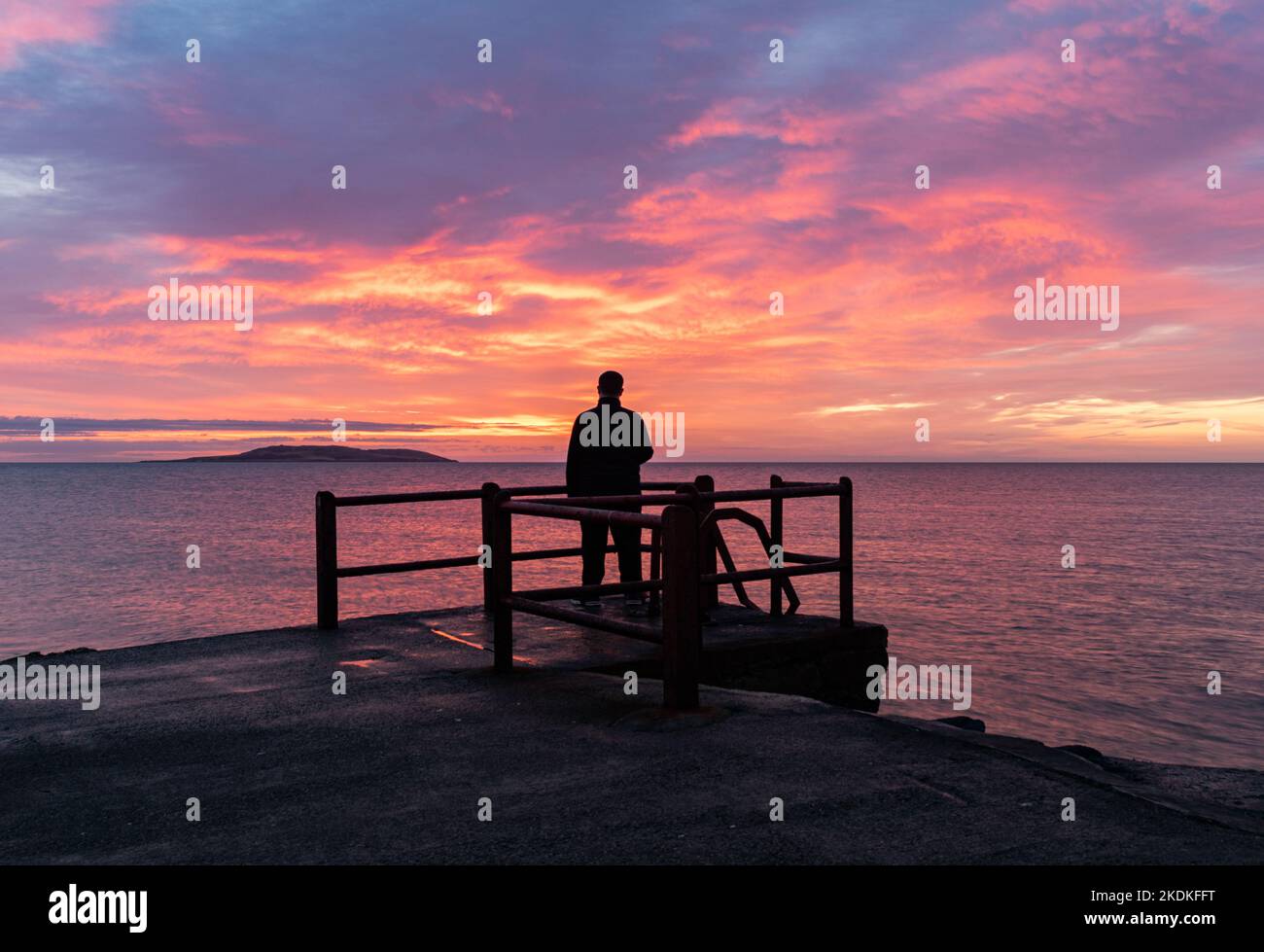 Ein feuriger Himmel vor Sonnenaufgang an einem Morgen Mitte August am High Rock. Stockfoto