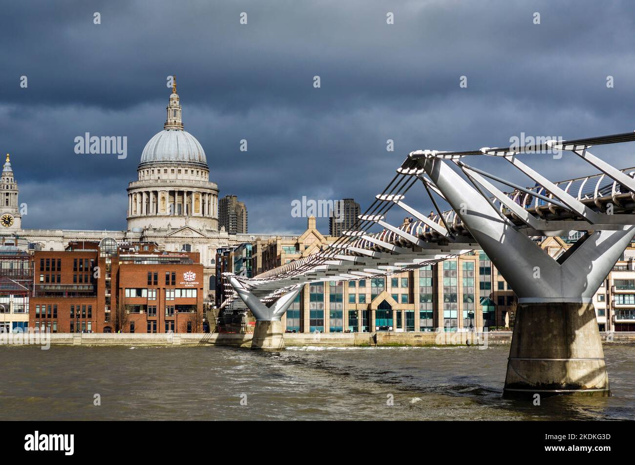 Blick auf Millennium Bridge und die Themse mit Blick auf St. Pauls Cathedral, London, England, UK Stockfoto