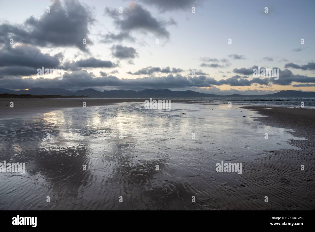 Wunderschöne Morgenröte am Newborough Beach an der Südküste von Anglesey, North Wales. Stockfoto