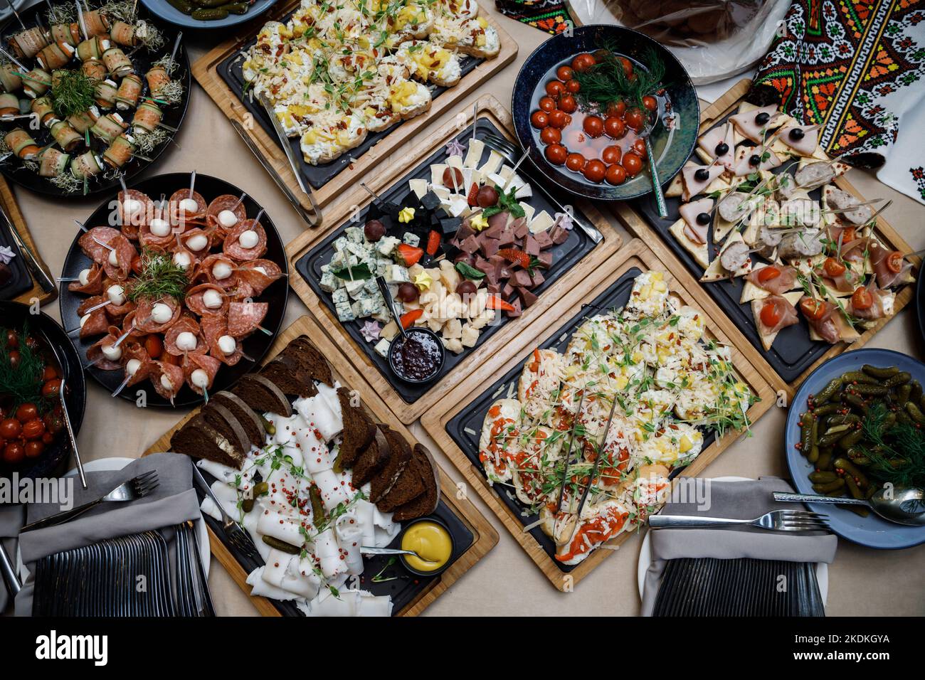 Buffettisch mit Speisen und Snacks für die Gäste der Veranstaltung. Service bei Geschäftstreffen, Hochzeiten. Voller Tisch mit Vorspeisen Stockfoto