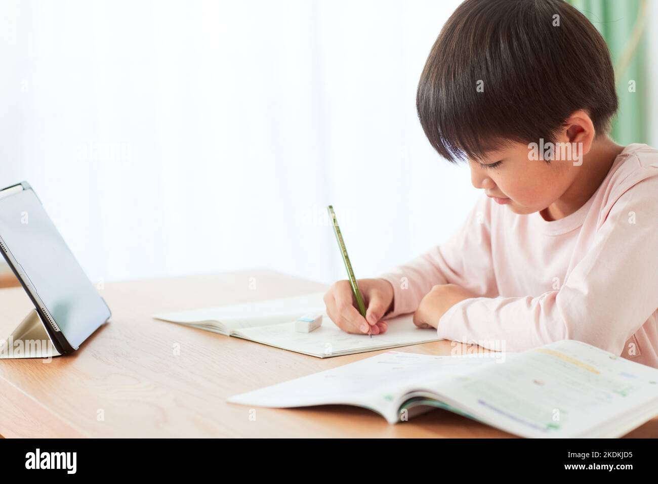 Japanische kid zu Hause studieren Stockfoto