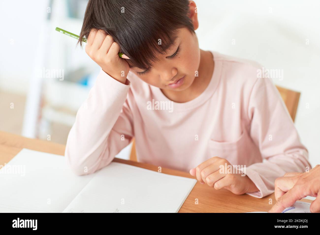 Japanische kid zu Hause studieren Stockfoto