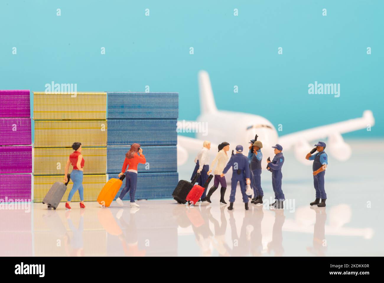 ILLUSTRATIVE EDITORIAL - Sicherheit Flugreisebeschränkungen Konzeptbilder - Miniatur-Spielzeugfiguren von Polizisten oder Grenzpatrouillenbeamten, die den Pass stoppen Stockfoto