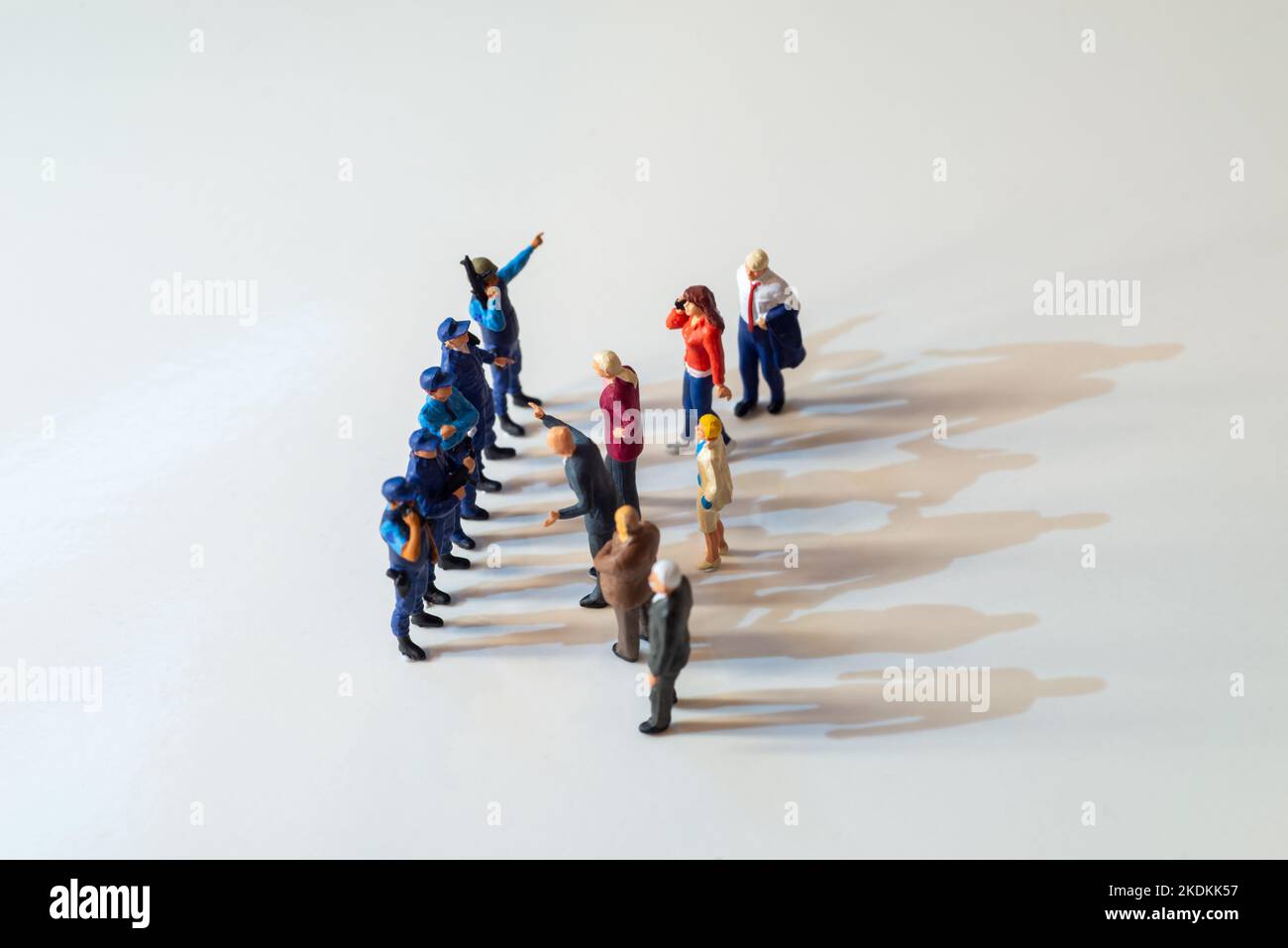ILLUSTRATIVE EDITORIAL - Movement Control Orders (mco) Lockdown Concept Images - Miniatur-Spielzeugfiguren von Polizisten oder Grenzpatrouillenbeamten, die PU stoppen Stockfoto