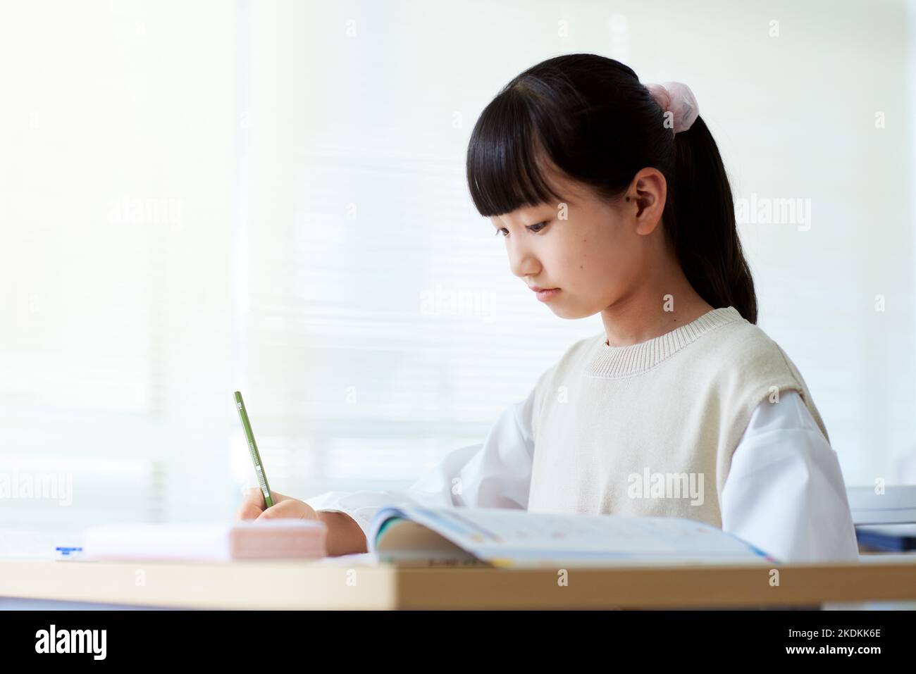 Japanisches Kind, das studiert Stockfoto