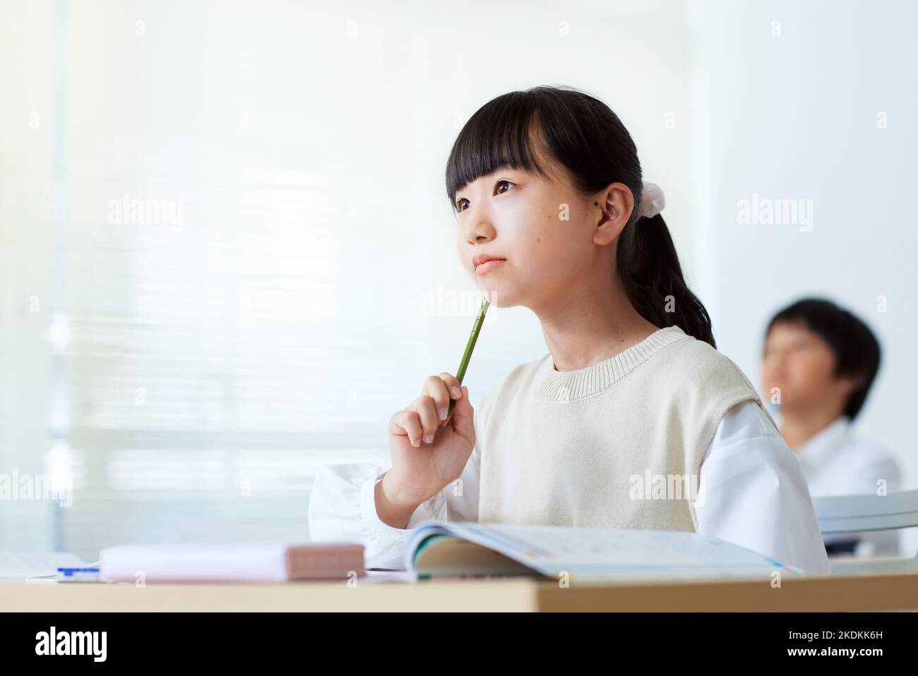 Japanisches Kind, das studiert Stockfoto