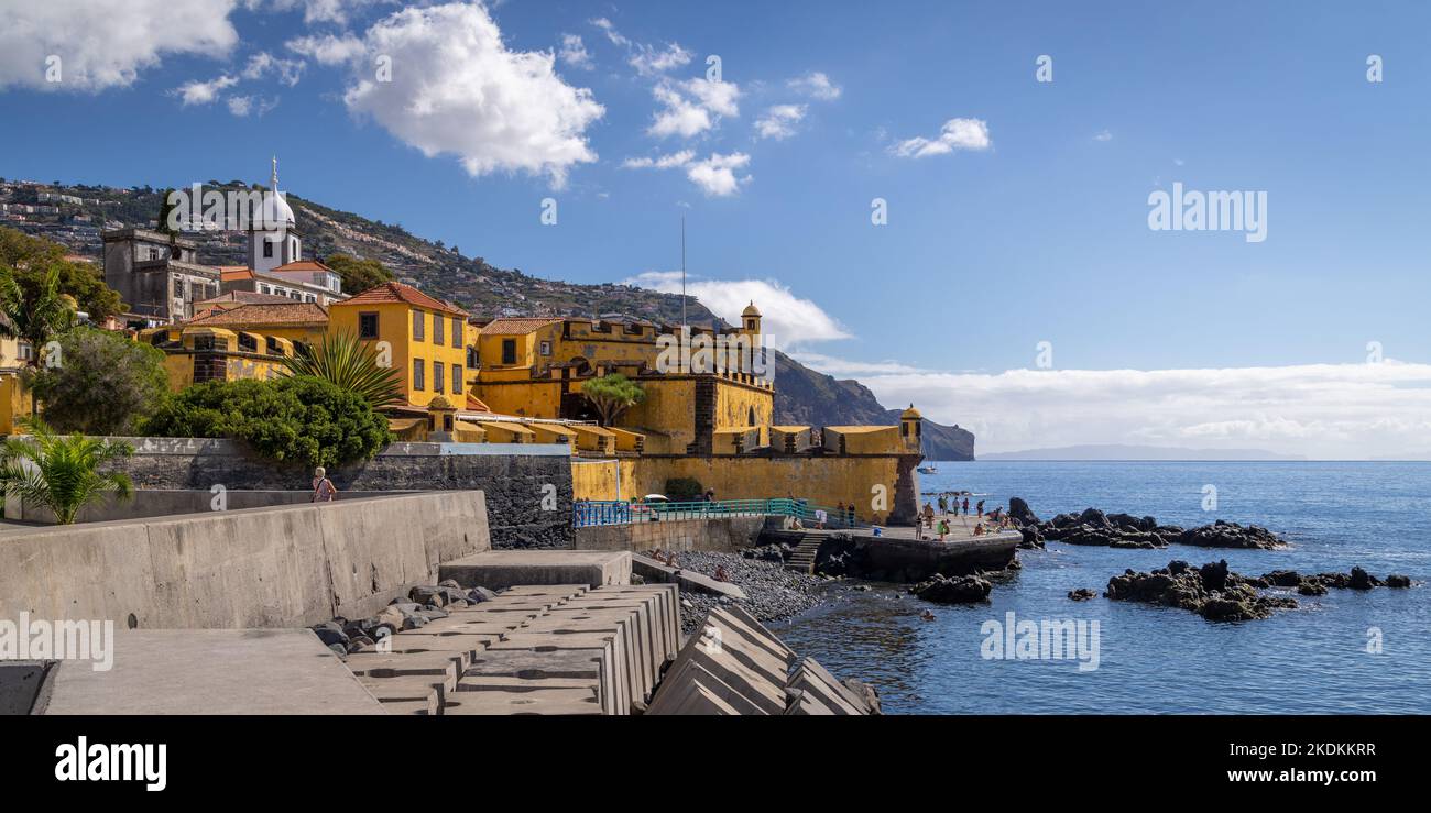 Blick auf die Küste von Forte de São Tiago, Funchal, Madeira, Portugal. Stockfoto