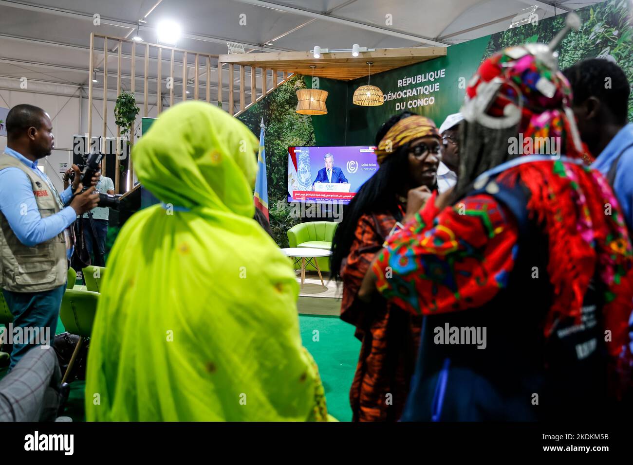 Die Teilnehmer beobachten die Eröffnung des hochrangigen Klimagipfels im Kongo-Pavillon am zweiten Tag der UN-Klimakonferenz COP27, die vom UNFCCC am 7. November 2022 im Sharm El-Sheikh International Convention Center, Ägypten, abgehalten wurde. COP27, das vom 6. Bis 18. November in Sharm El Sheikh läuft, konzentriert sich auf die Umsetzung von Maßnahmen, die bereits bei früheren Bullen vereinbart wurden. Die Konferenz in Sharm El Sheikh konzentriert sich auch auf die schwächsten Gemeinschaften, da die Klimakrise die Lebensbedingungen der ohnehin am stärksten benachteiligten Menschen verschärft. (Foto von Dominika Zarzycka/Sipa USA) Stockfoto