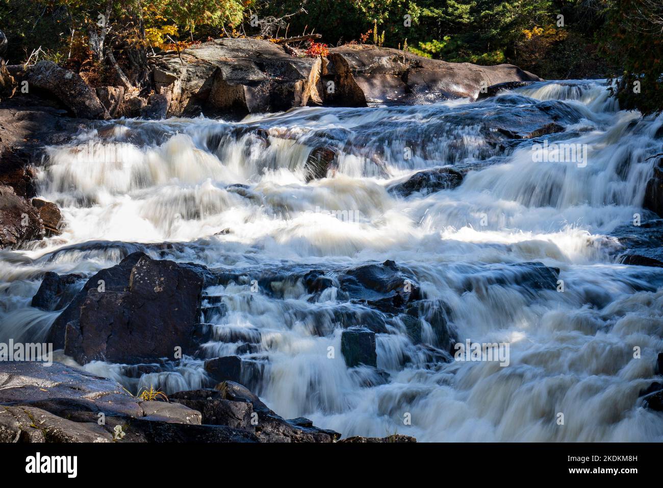 Wunderschöner Wasserfall, der in einem nördlichen Wald in Kanada fließt Stockfoto