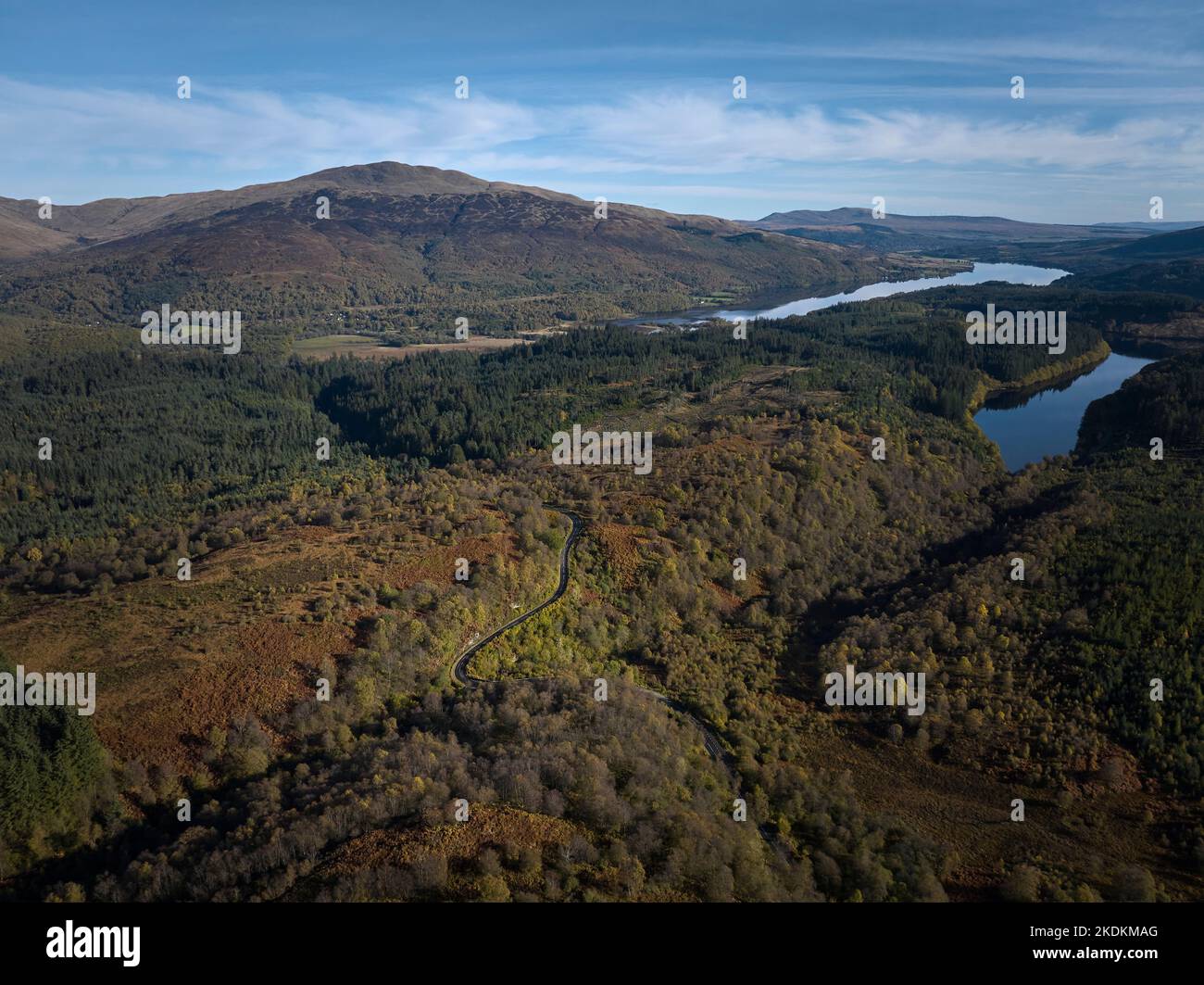 Luftaufnahme von Loch Drunkie und Loch Venachar mit dem Dorf Brig o'Turk an einem wunderschönen Herbsttag. Ben Ledi oben links. Stockfoto