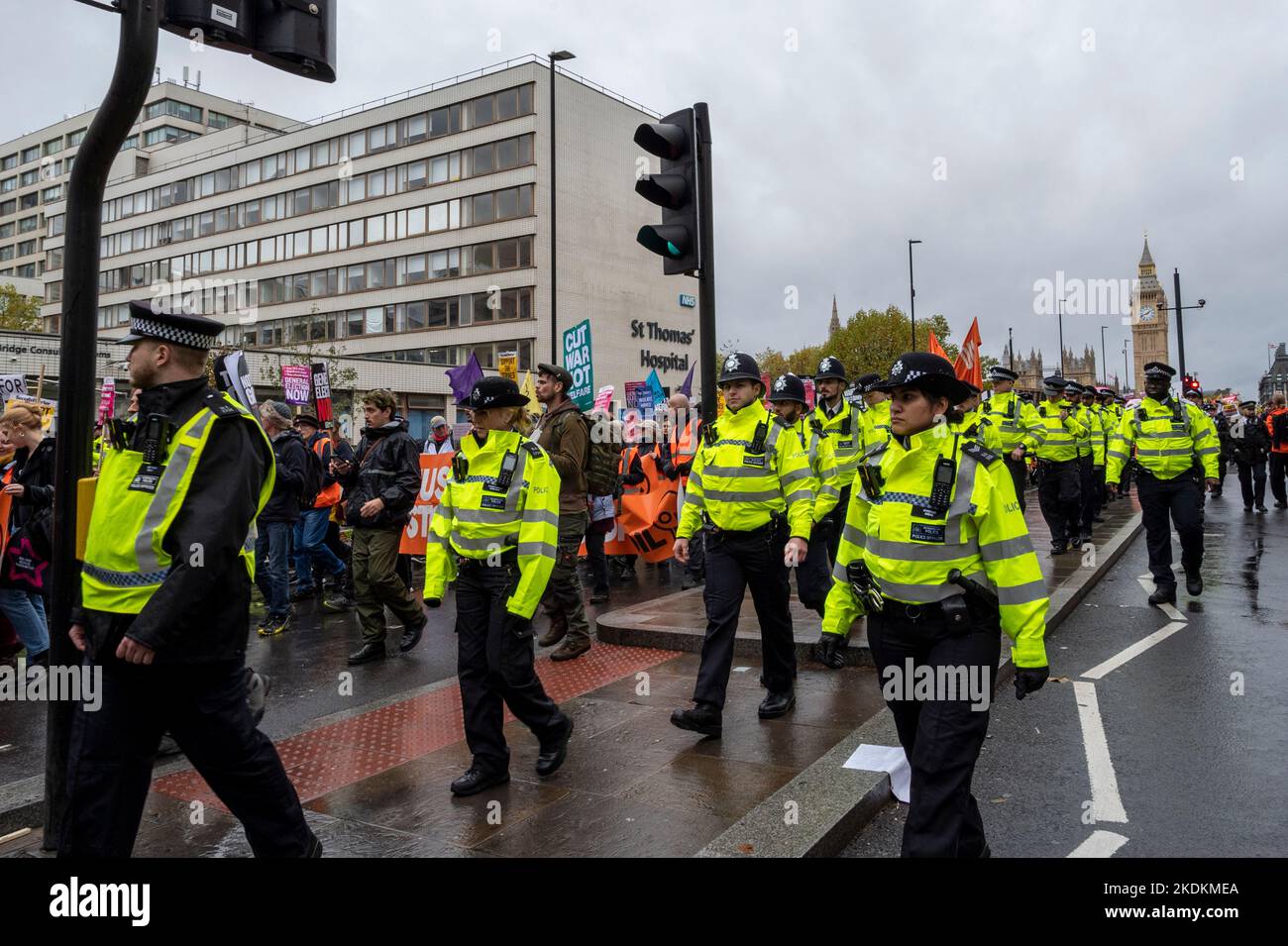 Polizeibeamte und Polizeibeamte der Metropolitan Force überwachen eine friedliche Demonstration gegen die Lebenshaltungskosten der Tory-Regierungen. Stockfoto