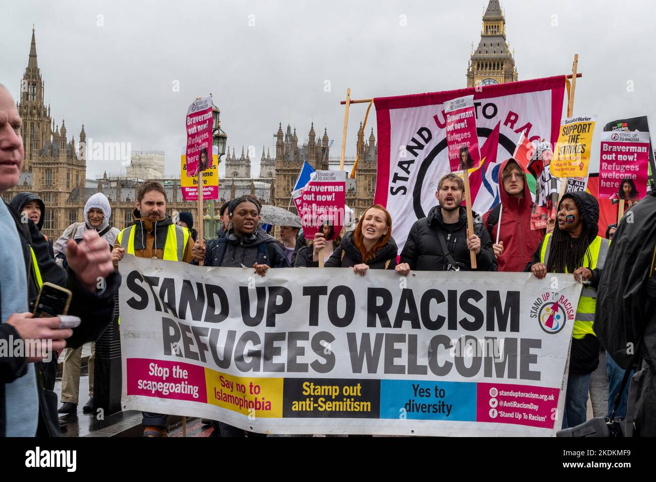 Junge Frauen und junge Männer demonstrieren gegen die Flüchtlingspolitik der konservativen Regierungen mit dem Transparent „Stand up to rassism, Refugees Welcome“ Stockfoto
