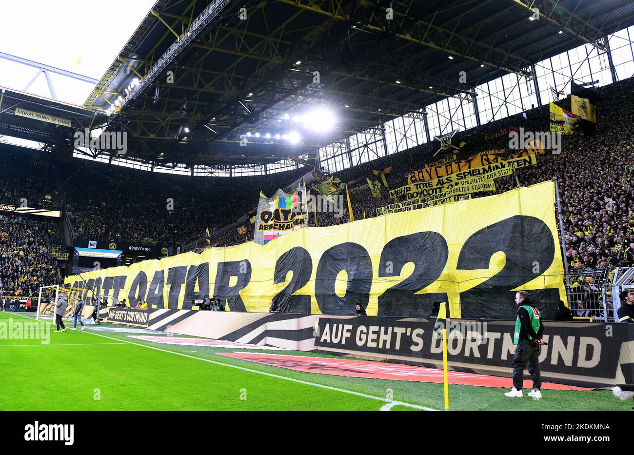 Bundesliga, Signal Iduna Park Dortmund: Borussia Dortmund gegen VfL Bochum; großer Protest 'Boykott Katar 2022' Stockfoto