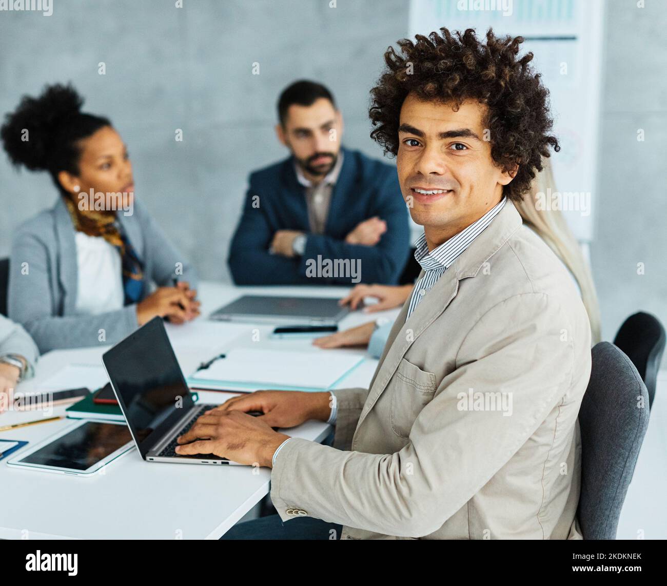 Junge Geschäftsleute treffen Büro Teamwork glücklich Erfolg Corporate Diskussion casual Startup Schreibtisch Mann Geschäftsmann Stockfoto
