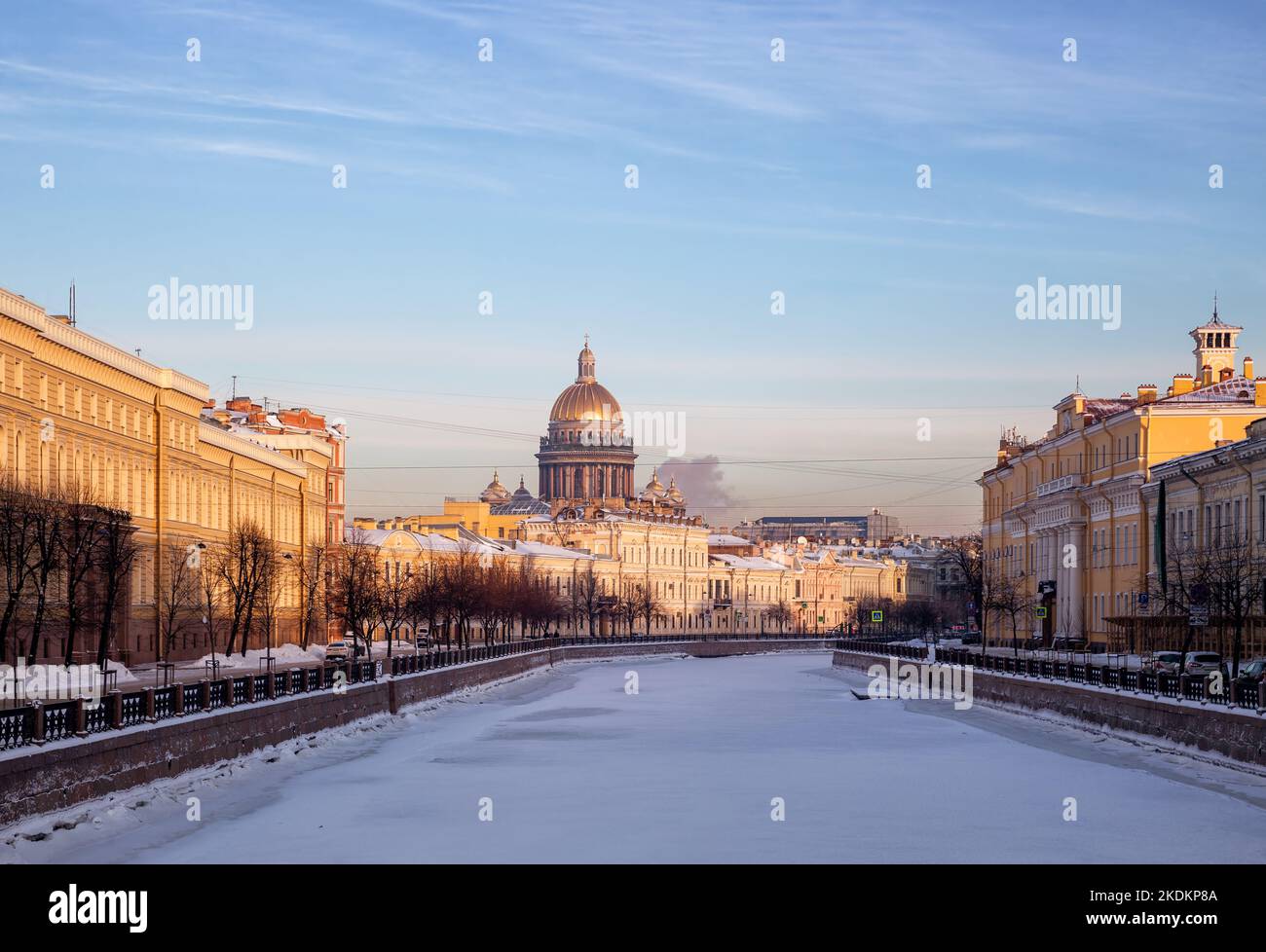 Winter Petersburg. Blick auf die Isaakskathedrale und die Uferbögen des Flusses Moika Stockfoto