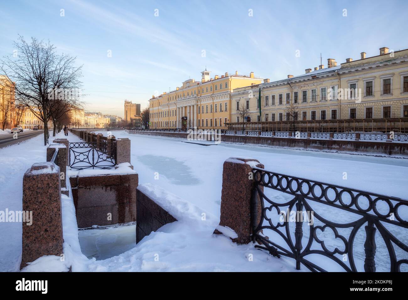 Winter Petersburg. Böschungen des gefrorenen Flusses Moika mit Blick auf den Palast von Yusupov Stockfoto