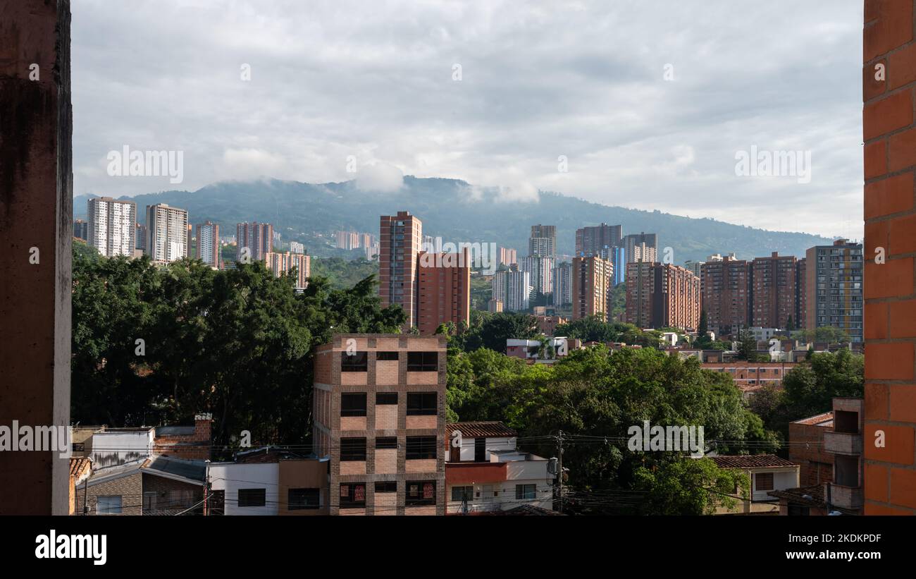 Medellin Stadtbild bei Tageszeit gegen Green Mountains Stockfoto