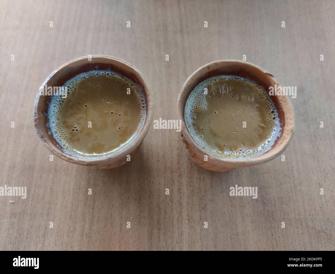 Zwei Tassen heißen Kulhad Chai/Tee auf einem Tisch Stockfoto