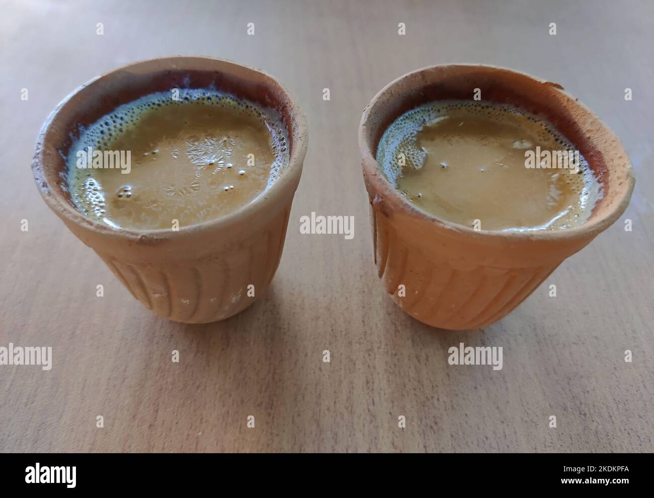 Zwei Tassen heißen Kulhad Chai/Tee auf einem Tisch Stockfoto