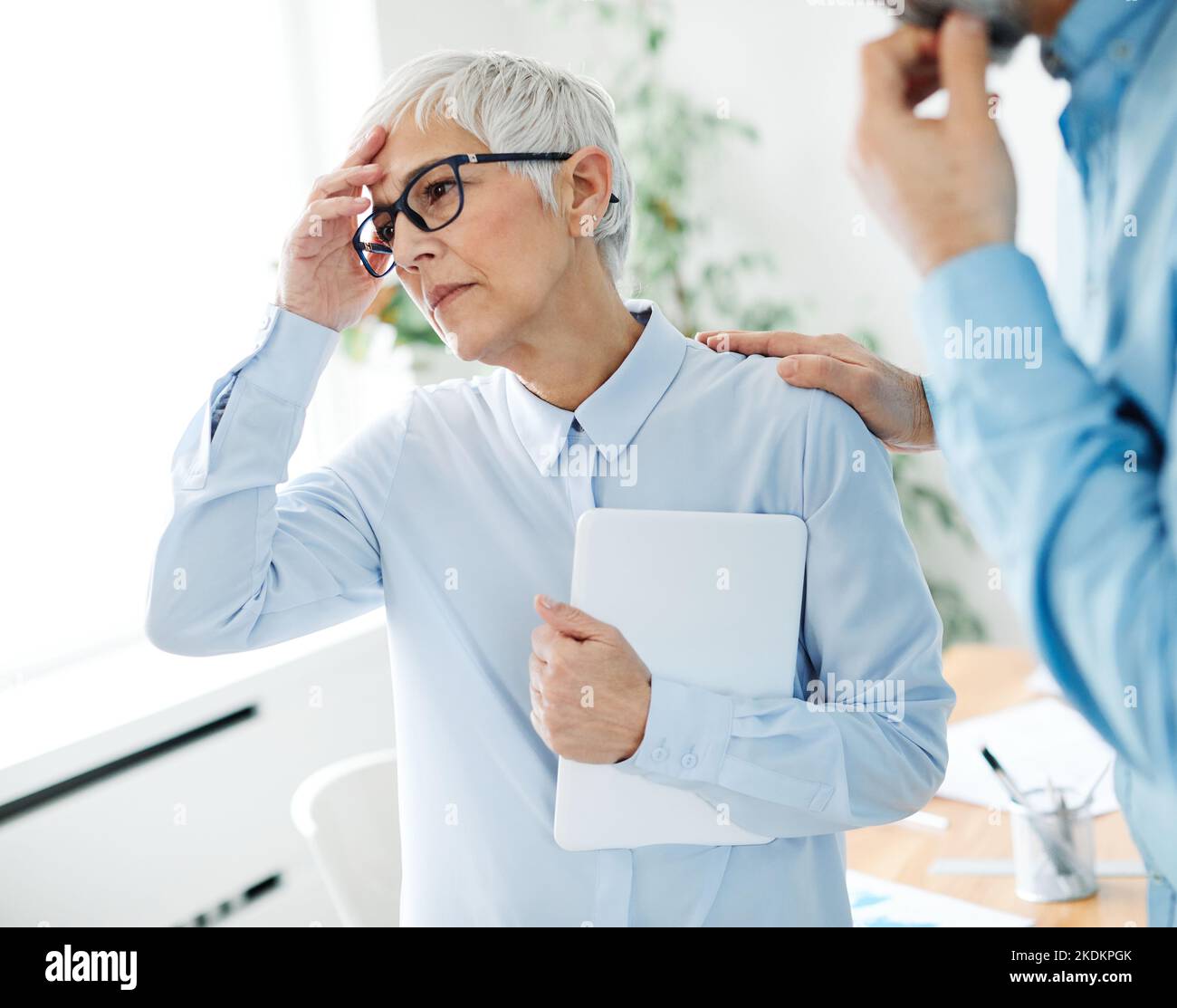 Senior Business Frau Büro Corporate Stress Problem Kopfschmerzen Arbeit überarbeitet Geschäftsfrau müde Stockfoto