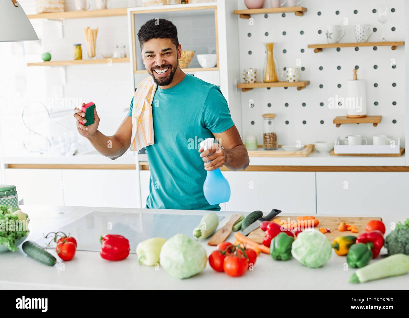 Küche Reinigung Haus sauber Haus Hausarbeit Innenreiniger Hygiene Mann Haushaltung Hausarbeit schwarzer Mann Stockfoto