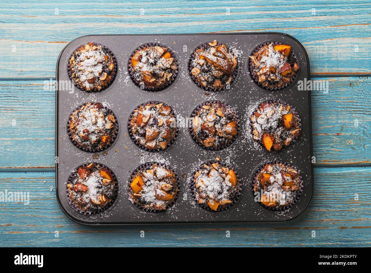 Kekse, Cupcakes, Bonbons, Kuchen und Party-Dekoration. Geburtstag oder Hochzeitsfeier Stockfoto