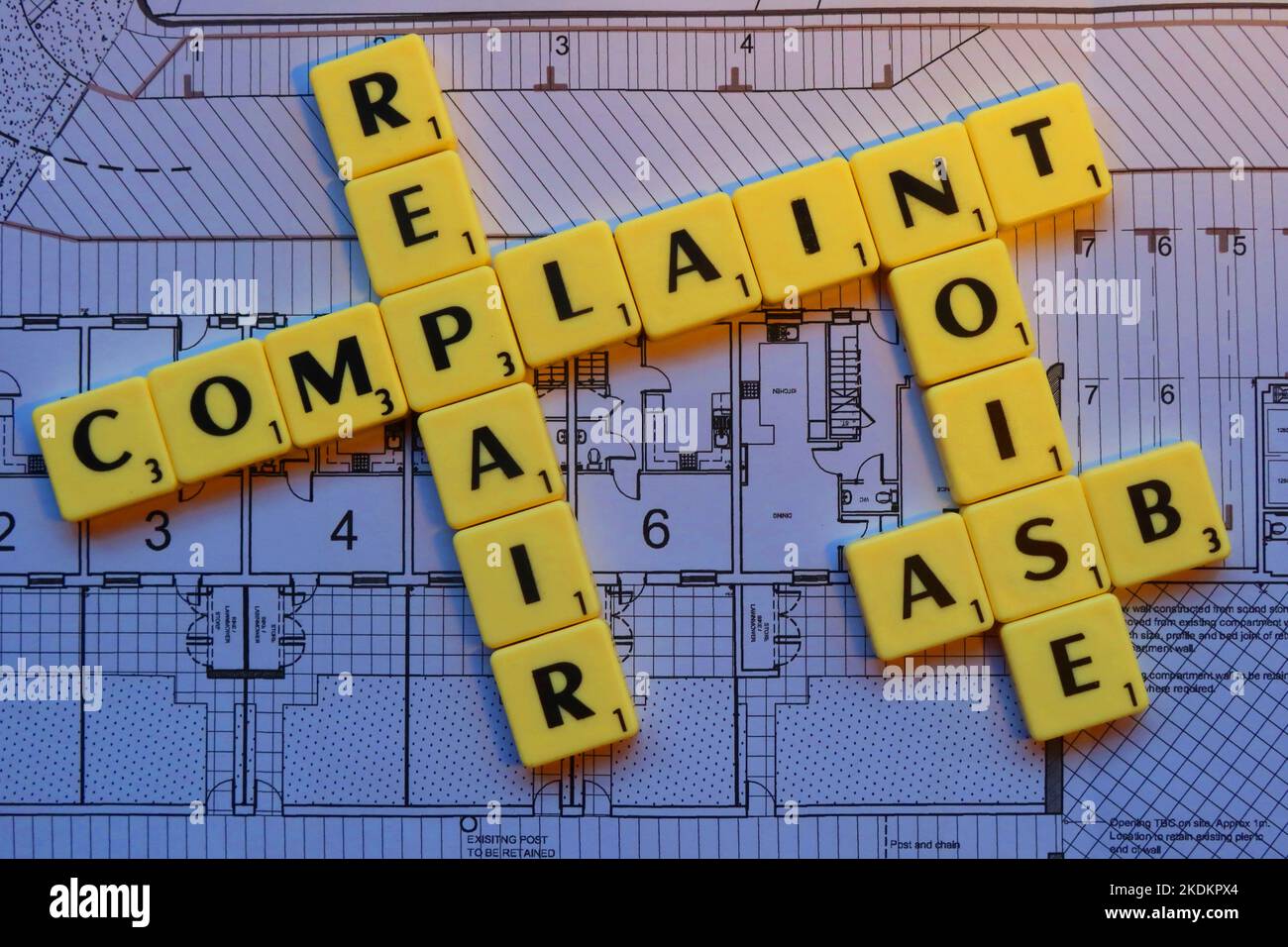 Scrabble Briefe über Pläne für ein Wohnungssystem - Immobilien Fragen Stockfoto