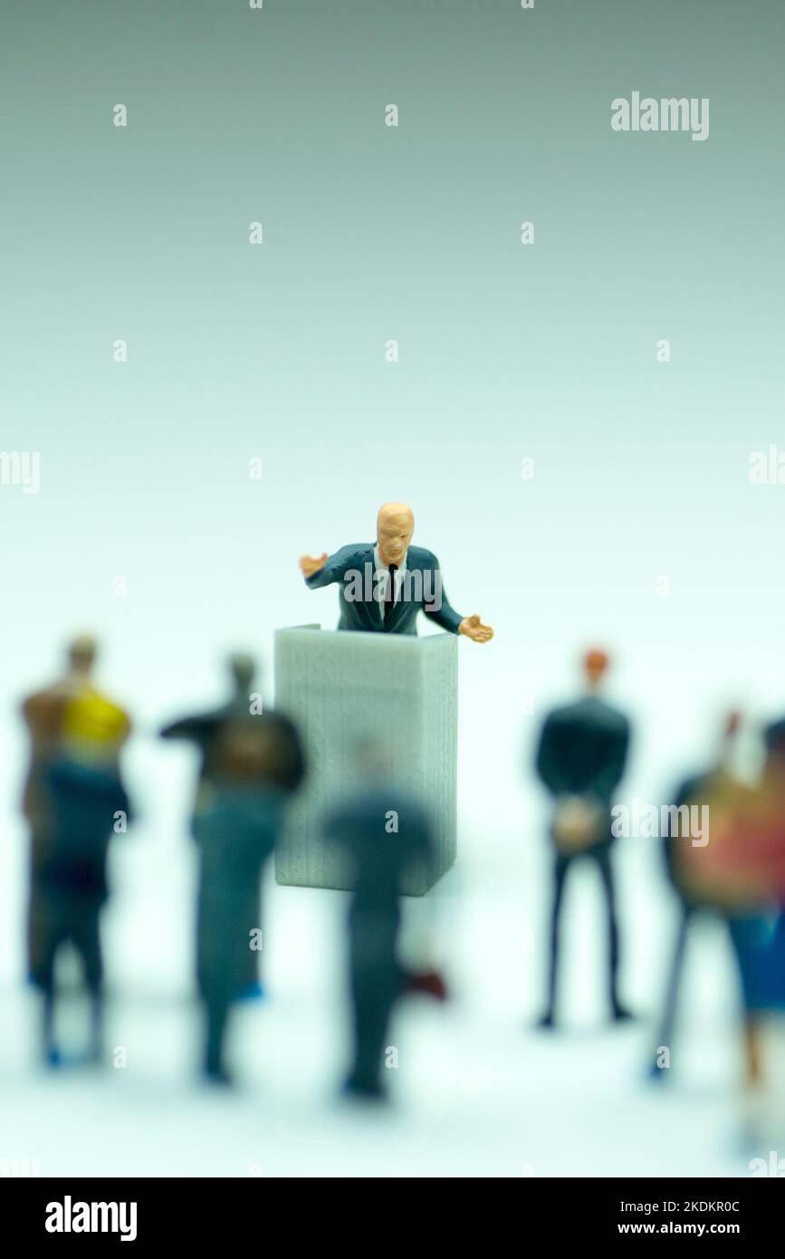 Politiker oder Geschäftsmann hält eine Rede vor seinen Untergebenen. Stockfoto