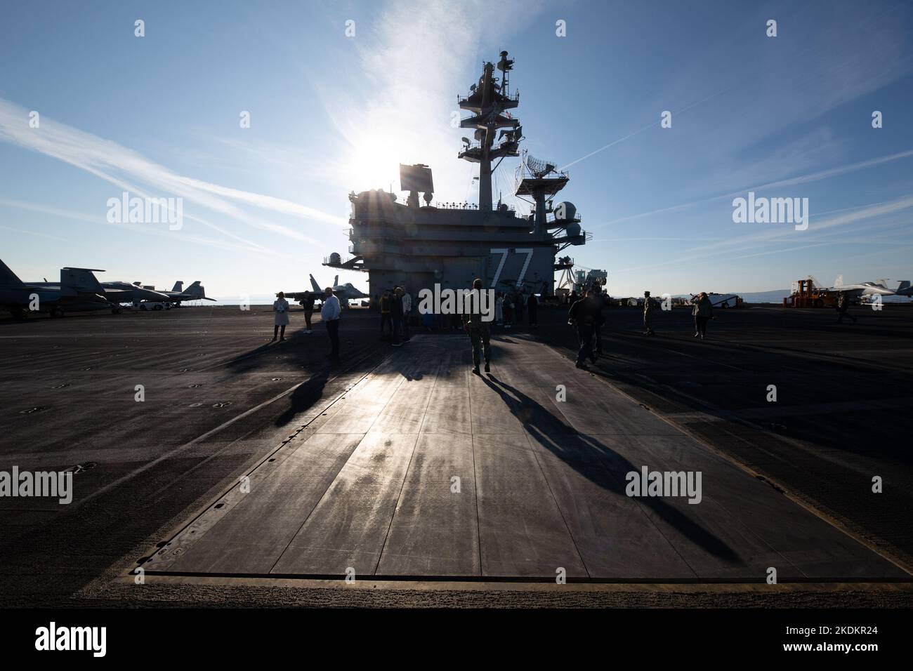 Tour des amerikanischen Flugzeugträgers USS George W. Bush. Fünftausend amerikanische Seeleute des Flugzeugträgers USS George H. W. Bush verbrachten nach der im Mittelmeer stattfindenden Kampfübung Neptun Strike 22,2 fast fünf Tage Urlaub in Split und Umgebung. An dem die kroatische Marine mit einer Reihe von NATO-Verbündeten mit ihrem Raketenschiff „Dubrovnik“ teilnahm. Dieser Flugzeugträger ist der zehnte und letzte der Nimitz-Klasse und nach dem US-Präsidenten Bush (Senior) von 42. benannt, der ebenfalls als erster ehemaliger Präsident diese Ehre erhielt. Es ist genau 333 Meter lang, und re Stockfoto