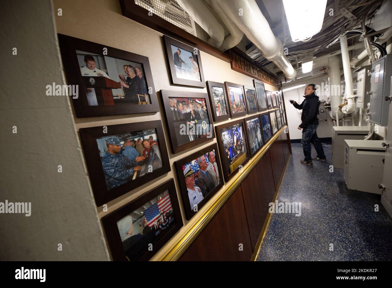 Tour des amerikanischen Flugzeugträgers USS George W. Bush. Fünftausend amerikanische Seeleute des Flugzeugträgers USS George H. W. Bush verbrachten nach der im Mittelmeer stattfindenden Kampfübung Neptun Strike 22,2 fast fünf Tage Urlaub in Split und Umgebung. An dem die kroatische Marine mit einer Reihe von NATO-Verbündeten mit ihrem Raketenschiff „Dubrovnik“ teilnahm. Dieser Flugzeugträger ist der zehnte und letzte der Nimitz-Klasse und nach dem US-Präsidenten Bush (Senior) von 42. benannt, der ebenfalls als erster ehemaliger Präsident diese Ehre erhielt. Es ist genau 333 Meter lang, und re Stockfoto