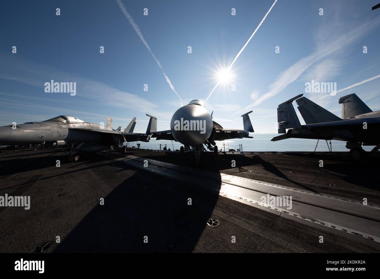 Tour des amerikanischen Flugzeugträgers USS George W. Bush. Fünftausend amerikanische Seeleute des Flugzeugträgers USS George H. W. Bush verbrachten nach der im Mittelmeer stattfindenden Kampfübung Neptun Strike 22,2 fast fünf Tage Urlaub in Split und Umgebung. An dem die kroatische Marine mit einer Reihe von NATO-Verbündeten mit ihrem Raketenschiff „Dubrovnik“ teilnahm. Dieser Flugzeugträger ist der zehnte und letzte der Nimitz-Klasse und nach dem US-Präsidenten Bush (Senior) von 42. benannt, der ebenfalls als erster ehemaliger Präsident diese Ehre erhielt. Es ist genau 333 Meter lang, und re Stockfoto