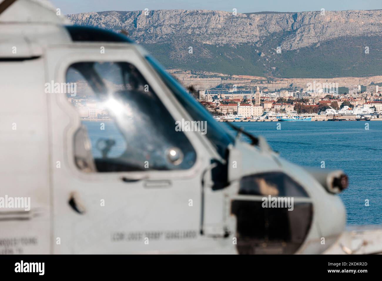 Tour des amerikanischen Flugzeugträgers USS George W. Bush, , in Split, Kroatien, am 07. November, 2022. Fünftausend amerikanische Seeleute des Flugzeugträgers USS George H. W. Bush verbrachten nach der im Mittelmeer abgehaltenen Kampfübung Neptun Strike 22,2 fast fünf Tage Urlaub in Split und Umgebung. An dem die kroatische Marine mit einer Reihe von NATO-Verbündeten mit ihrem Raketenschiff „Dubrovnik“ teilnahm. Dieser Flugzeugträger ist der zehnte und letzte der Nimitz-Klasse und wurde nach dem US-Präsidenten Bush (Senior) von 42. benannt, der ebenfalls der erste ehemalige Präsident war, der dies erhielt Stockfoto