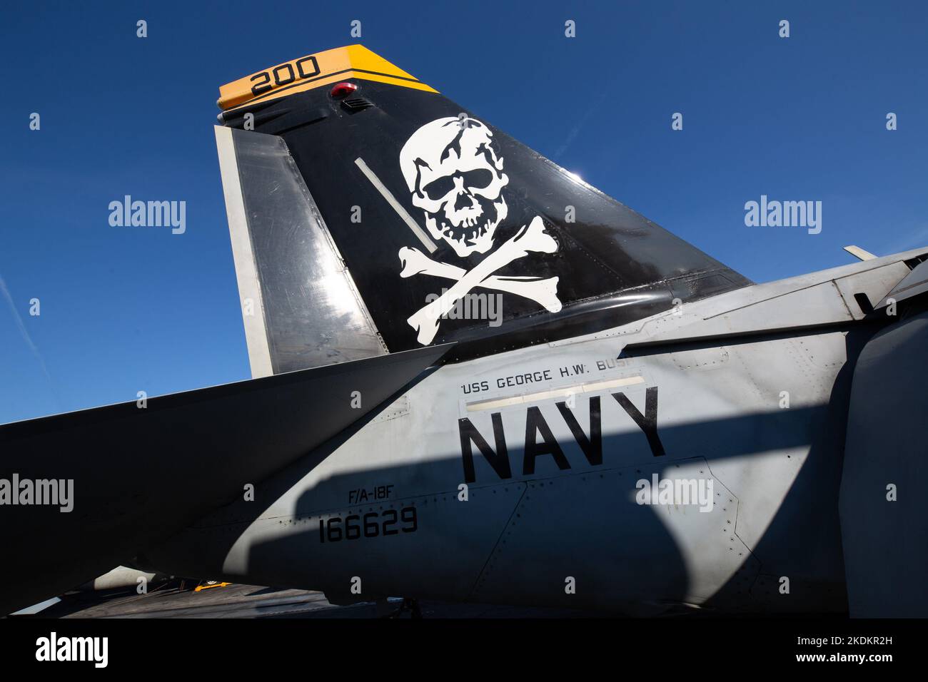 Tour des amerikanischen Flugzeugträgers USS George W. Bush. Fünftausend amerikanische Seeleute des Flugzeugträgers USS George H. W. Bush verbrachten nach der im Mittelmeer stattfindenden Kampfübung Neptun Strike 22,2 fast fünf Tage Urlaub in Split und Umgebung. An dem die kroatische Marine mit einer Reihe von NATO-Verbündeten mit ihrem Raketenschiff „Dubrovnik“ teilnahm. Dieser Flugzeugträger ist der zehnte und letzte der Nimitz-Klasse und nach dem US-Präsidenten Bush (Senior) von 42. benannt, der ebenfalls als erster ehemaliger Präsident diese Ehre erhielt. Es ist genau 333 Meter lang, und re Stockfoto