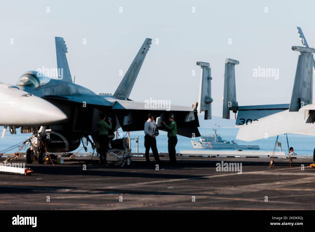Tour des amerikanischen Flugzeugträgers USS George W. Bush, , in Split, Kroatien, am 07. November, 2022. Fünftausend amerikanische Seeleute des Flugzeugträgers USS George H. W. Bush verbrachten nach der im Mittelmeer abgehaltenen Kampfübung Neptun Strike 22,2 fast fünf Tage Urlaub in Split und Umgebung. An dem die kroatische Marine mit einer Reihe von NATO-Verbündeten mit ihrem Raketenschiff „Dubrovnik“ teilnahm. Dieser Flugzeugträger ist der zehnte und letzte der Nimitz-Klasse und wurde nach dem US-Präsidenten Bush (Senior) von 42. benannt, der ebenfalls der erste ehemalige Präsident war, der dies erhielt Stockfoto