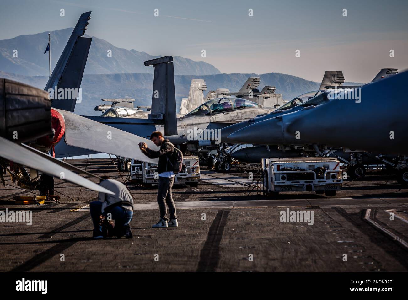 Tour des amerikanischen Flugzeugträgers USS George W. Bush. Fünftausend amerikanische Seeleute des Flugzeugträgers USS George H. W. Bush verbrachten nach der im Mittelmeer stattfindenden Kampfübung Neptun Strike 22,2 fast fünf Tage Urlaub in Split und Umgebung. An dem die kroatische Marine mit einer Reihe von NATO-Verbündeten mit ihrem Raketenschiff „Dubrovnik“ teilnahm. Dieser Flugzeugträger ist der zehnte und letzte der Nimitz-Klasse und nach dem US-Präsidenten Bush (Senior) von 42. benannt, der ebenfalls als erster ehemaliger Präsident diese Ehre erhielt. Es ist genau 333 Meter lang, und re Stockfoto