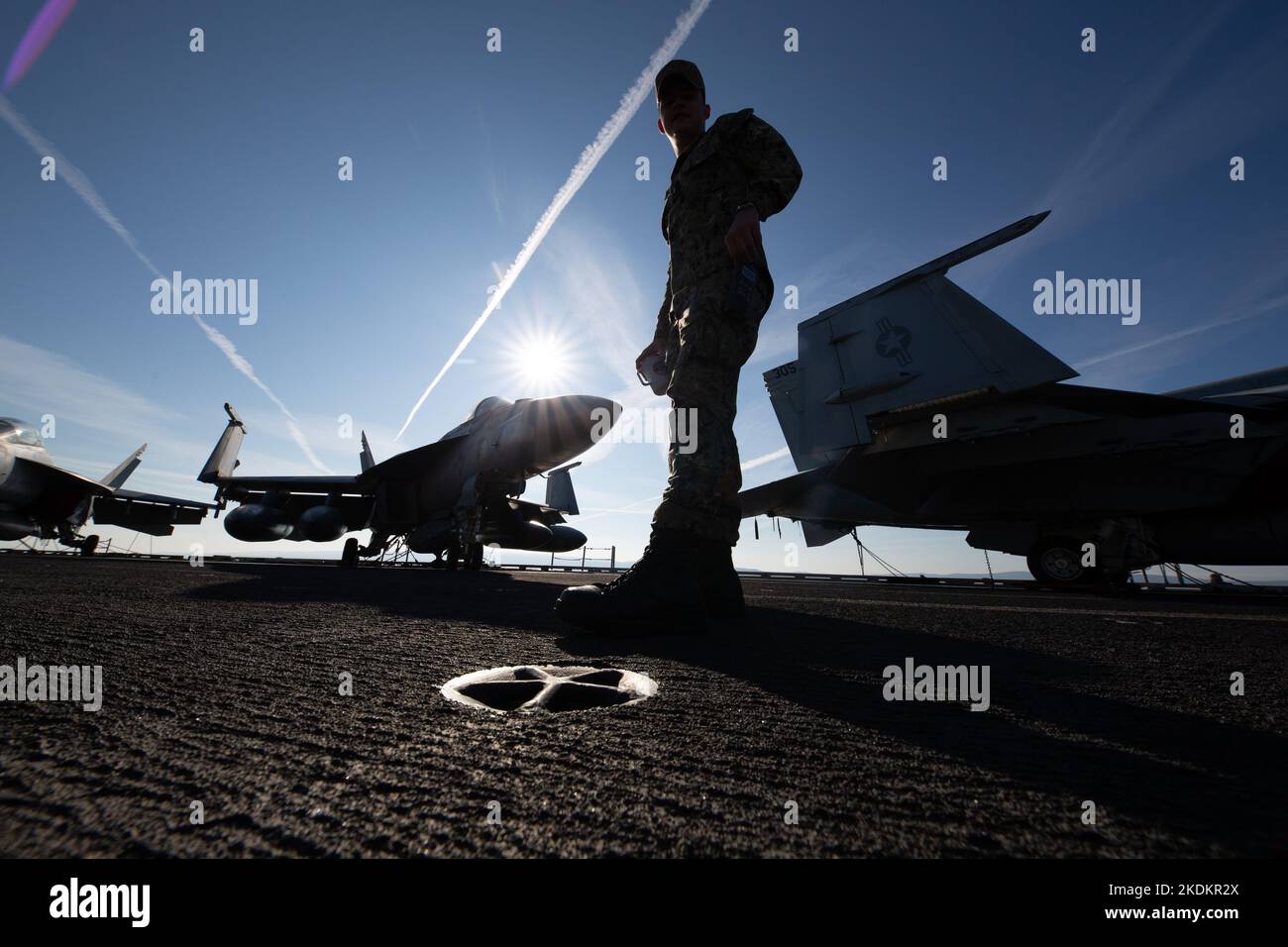 Tour des amerikanischen Flugzeugträgers USS George W. Bush. Fünftausend amerikanische Seeleute des Flugzeugträgers USS George H. W. Bush verbrachten nach der im Mittelmeer stattfindenden Kampfübung Neptun Strike 22,2 fast fünf Tage Urlaub in Split und Umgebung. An dem die kroatische Marine mit einer Reihe von NATO-Verbündeten mit ihrem Raketenschiff „Dubrovnik“ teilnahm. Dieser Flugzeugträger ist der zehnte und letzte der Nimitz-Klasse und nach dem US-Präsidenten Bush (Senior) von 42. benannt, der ebenfalls als erster ehemaliger Präsident diese Ehre erhielt. Es ist genau 333 Meter lang, und re Stockfoto