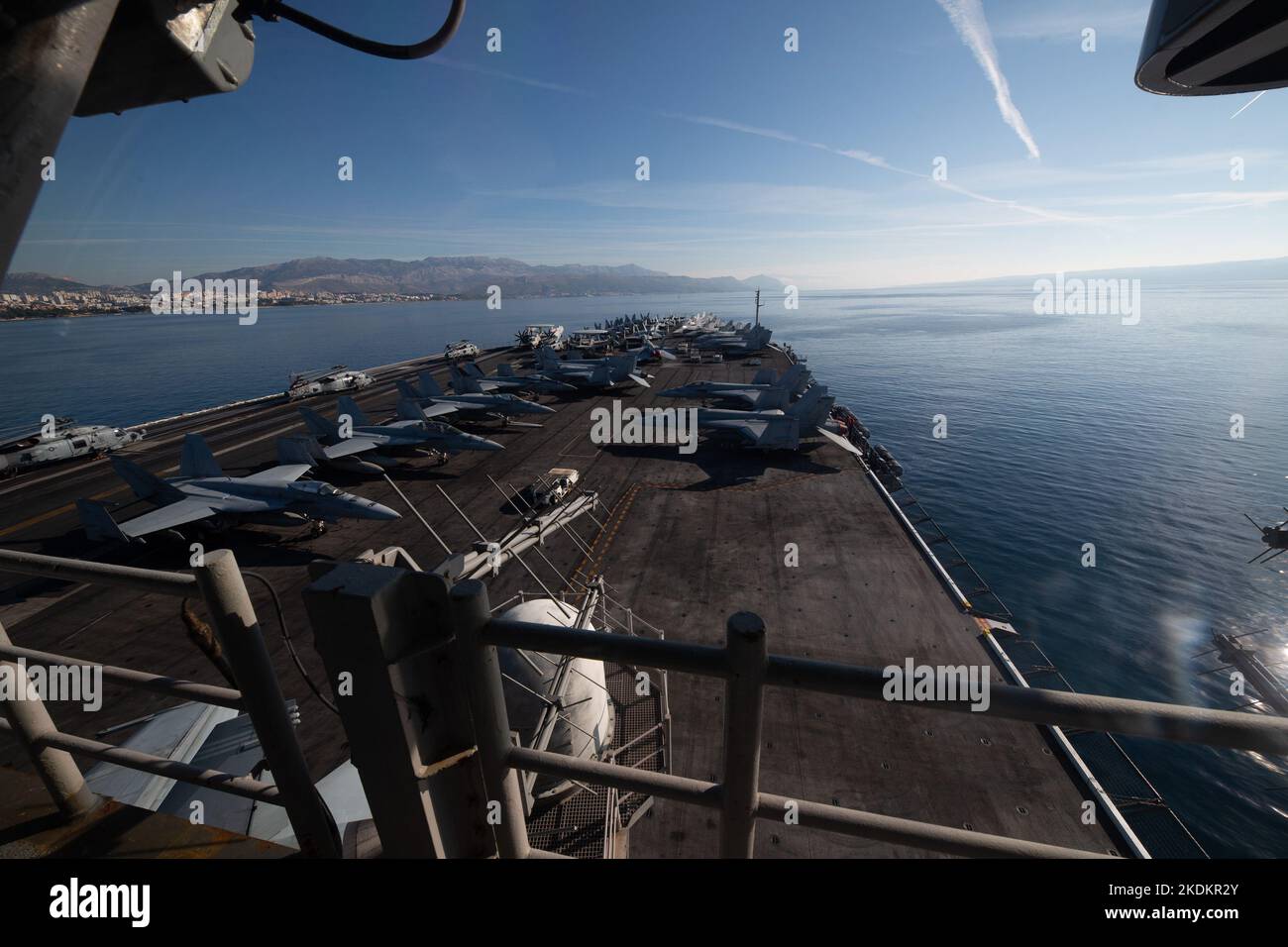 Tour des amerikanischen Flugzeugträgers USS George W. Bush. Fünftausend amerikanische Seeleute des Flugzeugträgers USS George H. W. Bush verbrachten nach der im Mittelmeer stattfindenden Kampfübung Neptun Strike 22,2 fast fünf Tage Urlaub in Split und Umgebung. An dem die kroatische Marine mit einer Reihe von NATO-Verbündeten mit ihrem Raketenschiff „Dubrovnik“ teilnahm. Dieser Flugzeugträger ist der zehnte und letzte der Nimitz-Klasse und nach dem US-Präsidenten Bush (Senior) von 42. benannt, der ebenfalls als erster ehemaliger Präsident diese Ehre erhielt. Es ist genau 333 Meter lang, und re Stockfoto