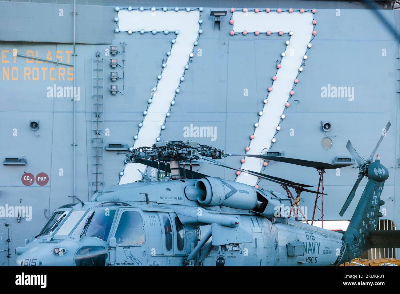 Tour des amerikanischen Flugzeugträgers USS George W. Bush, , in Split, Kroatien, am 07. November, 2022. Fünftausend amerikanische Seeleute des Flugzeugträgers USS George H. W. Bush verbrachten nach der im Mittelmeer abgehaltenen Kampfübung Neptun Strike 22,2 fast fünf Tage Urlaub in Split und Umgebung. An dem die kroatische Marine mit einer Reihe von NATO-Verbündeten mit ihrem Raketenschiff „Dubrovnik“ teilnahm. Dieser Flugzeugträger ist der zehnte und letzte der Nimitz-Klasse und wurde nach dem US-Präsidenten Bush (Senior) von 42. benannt, der ebenfalls der erste ehemalige Präsident war, der dies erhielt Stockfoto