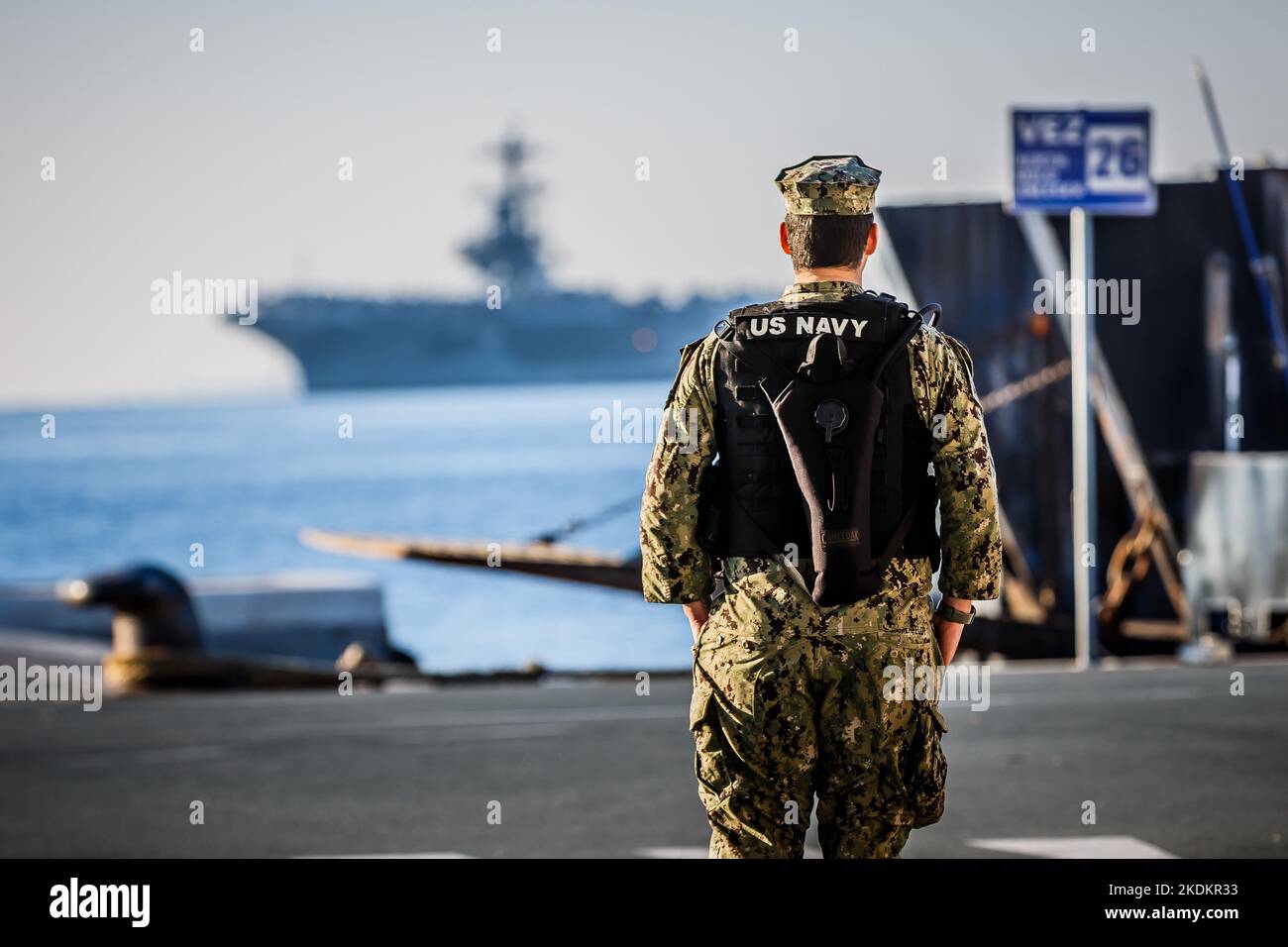 Tour des amerikanischen Flugzeugträgers USS George W. Bush. Fünftausend amerikanische Seeleute des Flugzeugträgers USS George H. W. Bush verbrachten nach der im Mittelmeer stattfindenden Kampfübung Neptun Strike 22,2 fast fünf Tage Urlaub in Split und Umgebung. An dem die kroatische Marine mit einer Reihe von NATO-Verbündeten mit ihrem Raketenschiff „Dubrovnik“ teilnahm. Dieser Flugzeugträger ist der zehnte und letzte der Nimitz-Klasse und nach dem US-Präsidenten Bush (Senior) von 42. benannt, der ebenfalls als erster ehemaliger Präsident diese Ehre erhielt. Es ist genau 333 Meter lang, und re Stockfoto