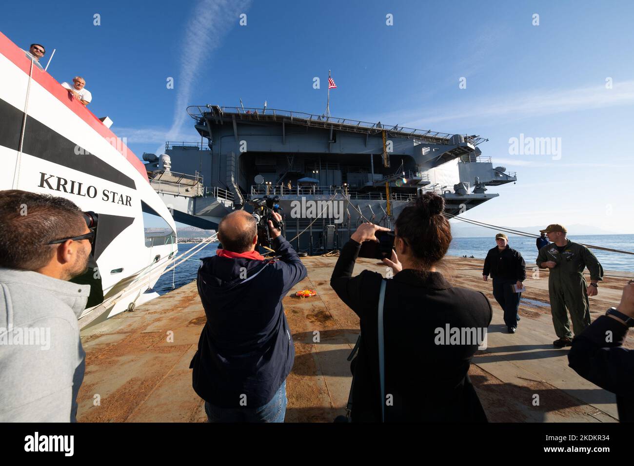 Tour des amerikanischen Flugzeugträgers USS George W. Bush. Fünftausend amerikanische Seeleute des Flugzeugträgers USS George H. W. Bush verbrachten nach der im Mittelmeer stattfindenden Kampfübung Neptun Strike 22,2 fast fünf Tage Urlaub in Split und Umgebung. An dem die kroatische Marine mit einer Reihe von NATO-Verbündeten mit ihrem Raketenschiff „Dubrovnik“ teilnahm. Dieser Flugzeugträger ist der zehnte und letzte der Nimitz-Klasse und nach dem US-Präsidenten Bush (Senior) von 42. benannt, der ebenfalls als erster ehemaliger Präsident diese Ehre erhielt. Es ist genau 333 Meter lang, und re Stockfoto