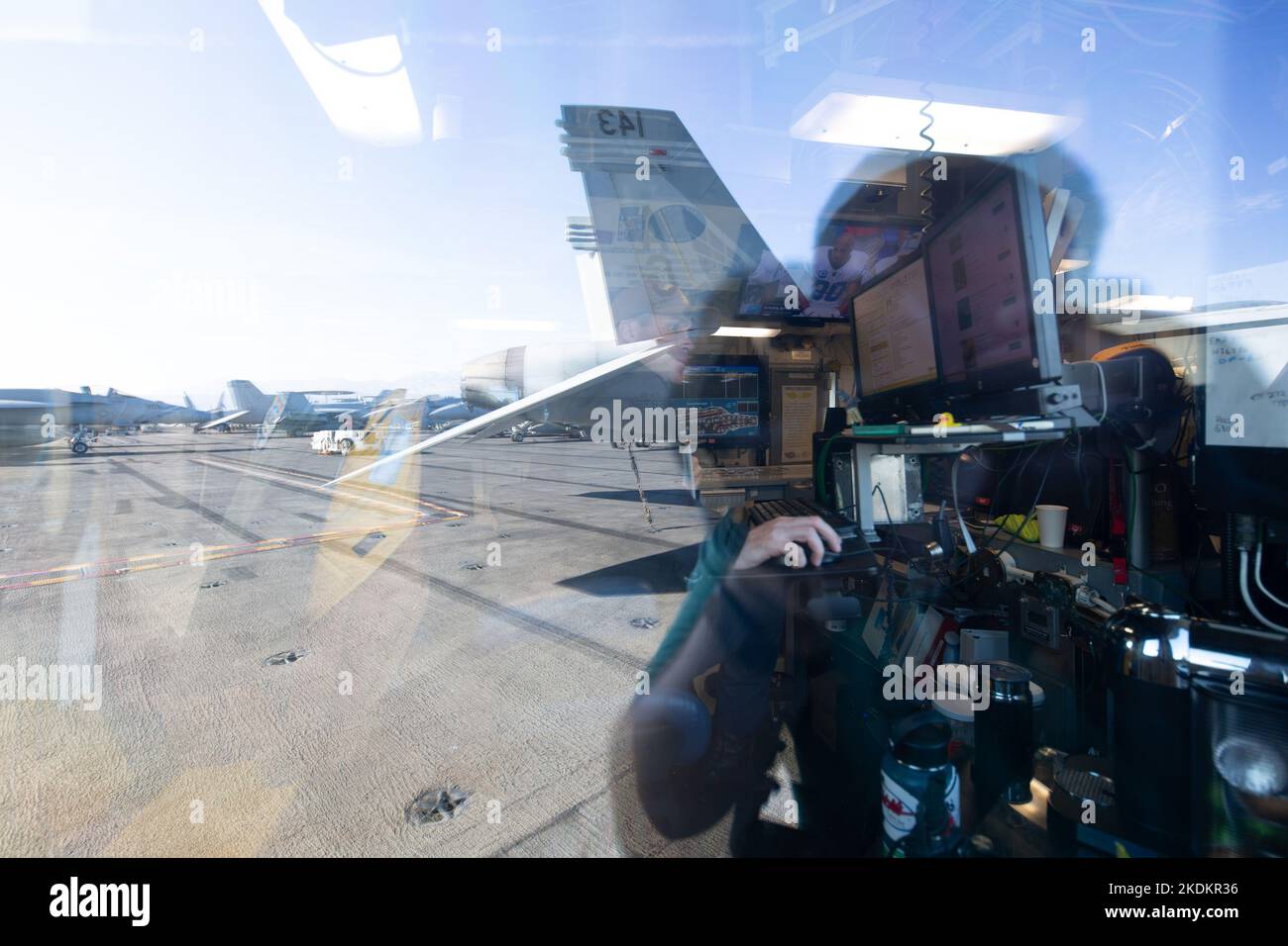Tour des amerikanischen Flugzeugträgers USS George W. Bush. Fünftausend amerikanische Seeleute des Flugzeugträgers USS George H. W. Bush verbrachten nach der im Mittelmeer stattfindenden Kampfübung Neptun Strike 22,2 fast fünf Tage Urlaub in Split und Umgebung. An dem die kroatische Marine mit einer Reihe von NATO-Verbündeten mit ihrem Raketenschiff „Dubrovnik“ teilnahm. Dieser Flugzeugträger ist der zehnte und letzte der Nimitz-Klasse und nach dem US-Präsidenten Bush (Senior) von 42. benannt, der ebenfalls als erster ehemaliger Präsident diese Ehre erhielt. Es ist genau 333 Meter lang, und re Stockfoto