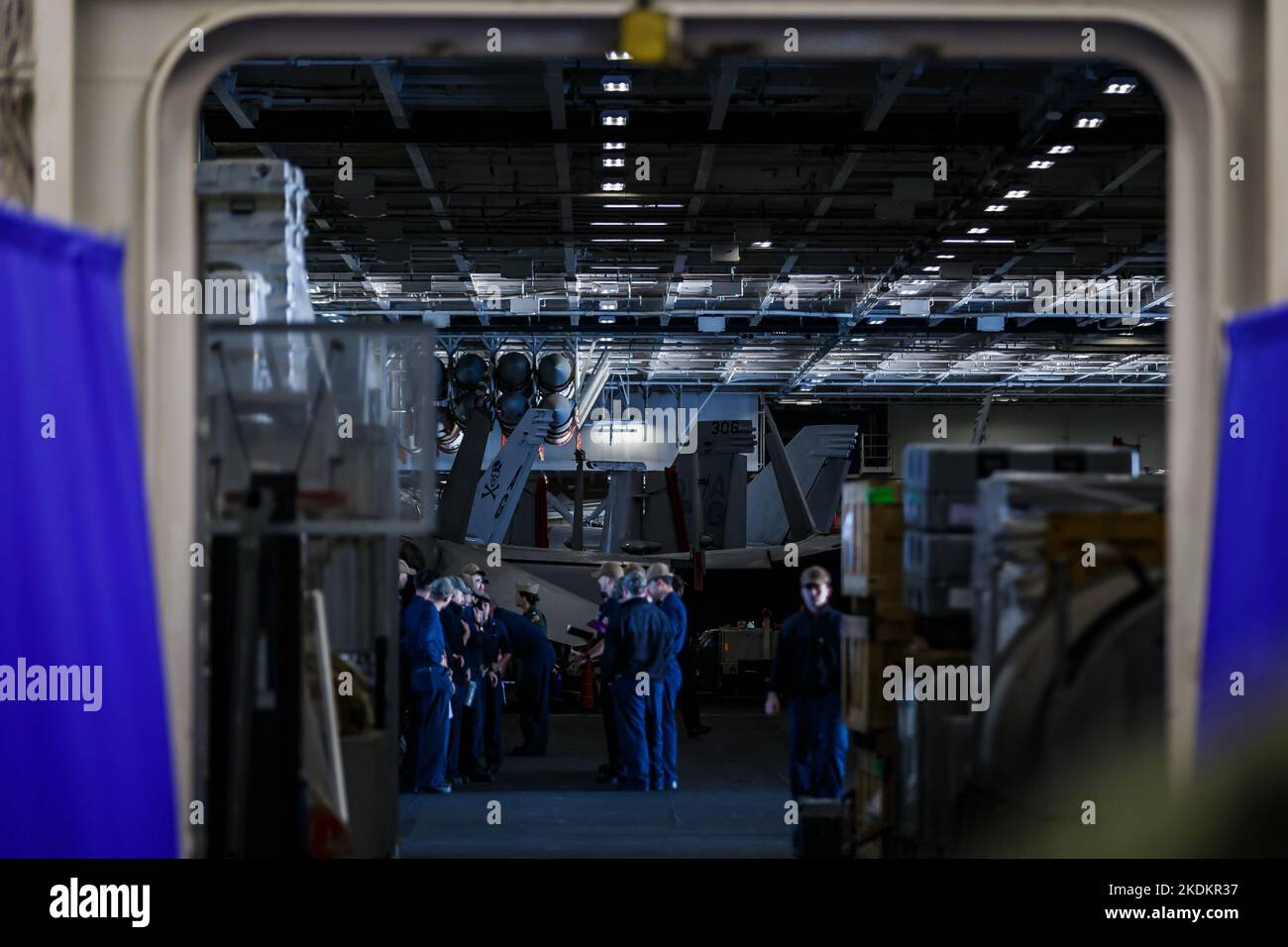 Tour des amerikanischen Flugzeugträgers USS George W. Bush. Fünftausend amerikanische Seeleute des Flugzeugträgers USS George H. W. Bush verbrachten nach der im Mittelmeer stattfindenden Kampfübung Neptun Strike 22,2 fast fünf Tage Urlaub in Split und Umgebung. An dem die kroatische Marine mit einer Reihe von NATO-Verbündeten mit ihrem Raketenschiff „Dubrovnik“ teilnahm. Dieser Flugzeugträger ist der zehnte und letzte der Nimitz-Klasse und nach dem US-Präsidenten Bush (Senior) von 42. benannt, der ebenfalls als erster ehemaliger Präsident diese Ehre erhielt. Es ist genau 333 Meter lang, und re Stockfoto