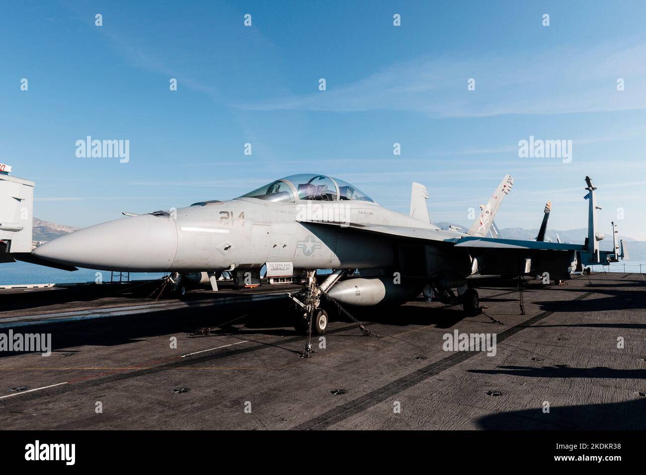 Tour des amerikanischen Flugzeugträgers USS George W. Bush, , in Split, Kroatien, am 07. November, 2022. Fünftausend amerikanische Seeleute des Flugzeugträgers USS George H. W. Bush verbrachten nach der im Mittelmeer abgehaltenen Kampfübung Neptun Strike 22,2 fast fünf Tage Urlaub in Split und Umgebung. An dem die kroatische Marine mit einer Reihe von NATO-Verbündeten mit ihrem Raketenschiff „Dubrovnik“ teilnahm. Dieser Flugzeugträger ist der zehnte und letzte der Nimitz-Klasse und wurde nach dem US-Präsidenten Bush (Senior) von 42. benannt, der ebenfalls der erste ehemalige Präsident war, der dies erhielt Stockfoto