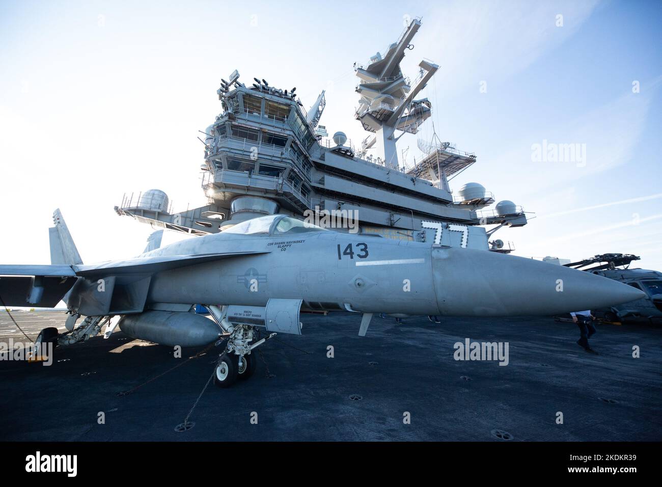 Tour des amerikanischen Flugzeugträgers USS George W. Bush. Fünftausend amerikanische Seeleute des Flugzeugträgers USS George H. W. Bush verbrachten nach der im Mittelmeer stattfindenden Kampfübung Neptun Strike 22,2 fast fünf Tage Urlaub in Split und Umgebung. An dem die kroatische Marine mit einer Reihe von NATO-Verbündeten mit ihrem Raketenschiff „Dubrovnik“ teilnahm. Dieser Flugzeugträger ist der zehnte und letzte der Nimitz-Klasse und nach dem US-Präsidenten Bush (Senior) von 42. benannt, der ebenfalls als erster ehemaliger Präsident diese Ehre erhielt. Es ist genau 333 Meter lang, und re Stockfoto