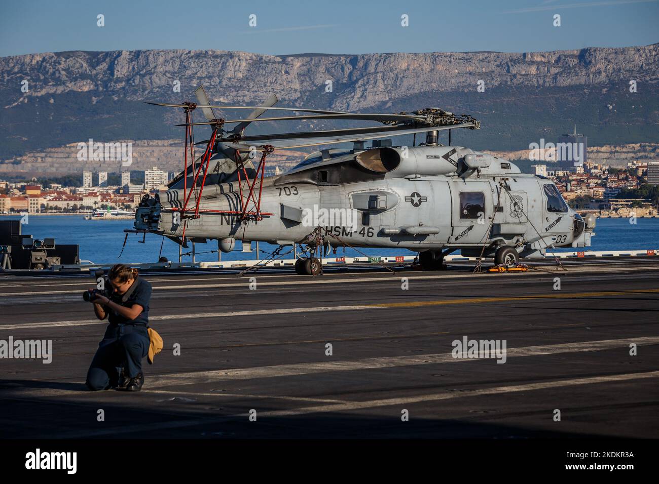 Tour des amerikanischen Flugzeugträgers USS George W. Bush. Fünftausend amerikanische Seeleute des Flugzeugträgers USS George H. W. Bush verbrachten nach der im Mittelmeer stattfindenden Kampfübung Neptun Strike 22,2 fast fünf Tage Urlaub in Split und Umgebung. An dem die kroatische Marine mit einer Reihe von NATO-Verbündeten mit ihrem Raketenschiff „Dubrovnik“ teilnahm. Dieser Flugzeugträger ist der zehnte und letzte der Nimitz-Klasse und nach dem US-Präsidenten Bush (Senior) von 42. benannt, der ebenfalls als erster ehemaliger Präsident diese Ehre erhielt. Es ist genau 333 Meter lang, und re Stockfoto